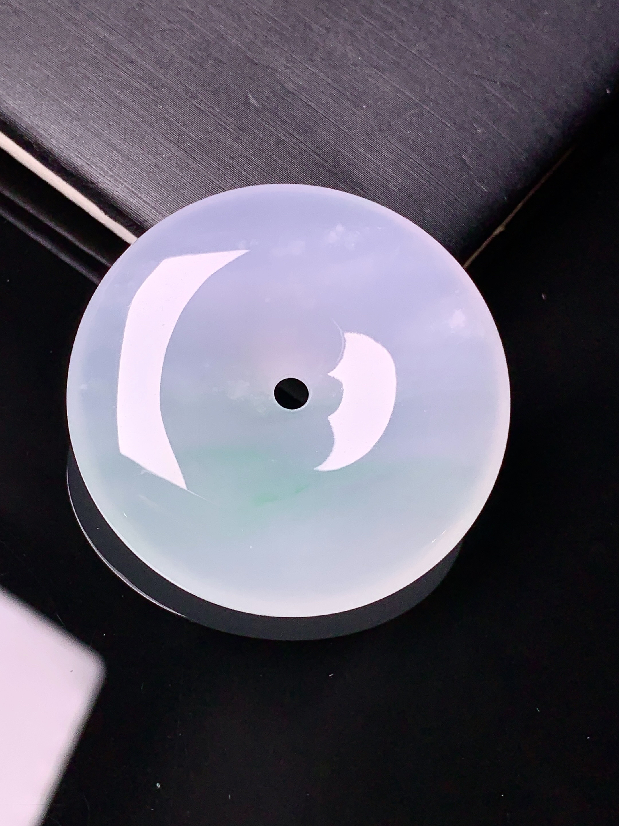 冰种飘绿平安扣吊坠 玉质细腻 色泽艳丽清新 水润亮眼 整体尺寸34*6.6