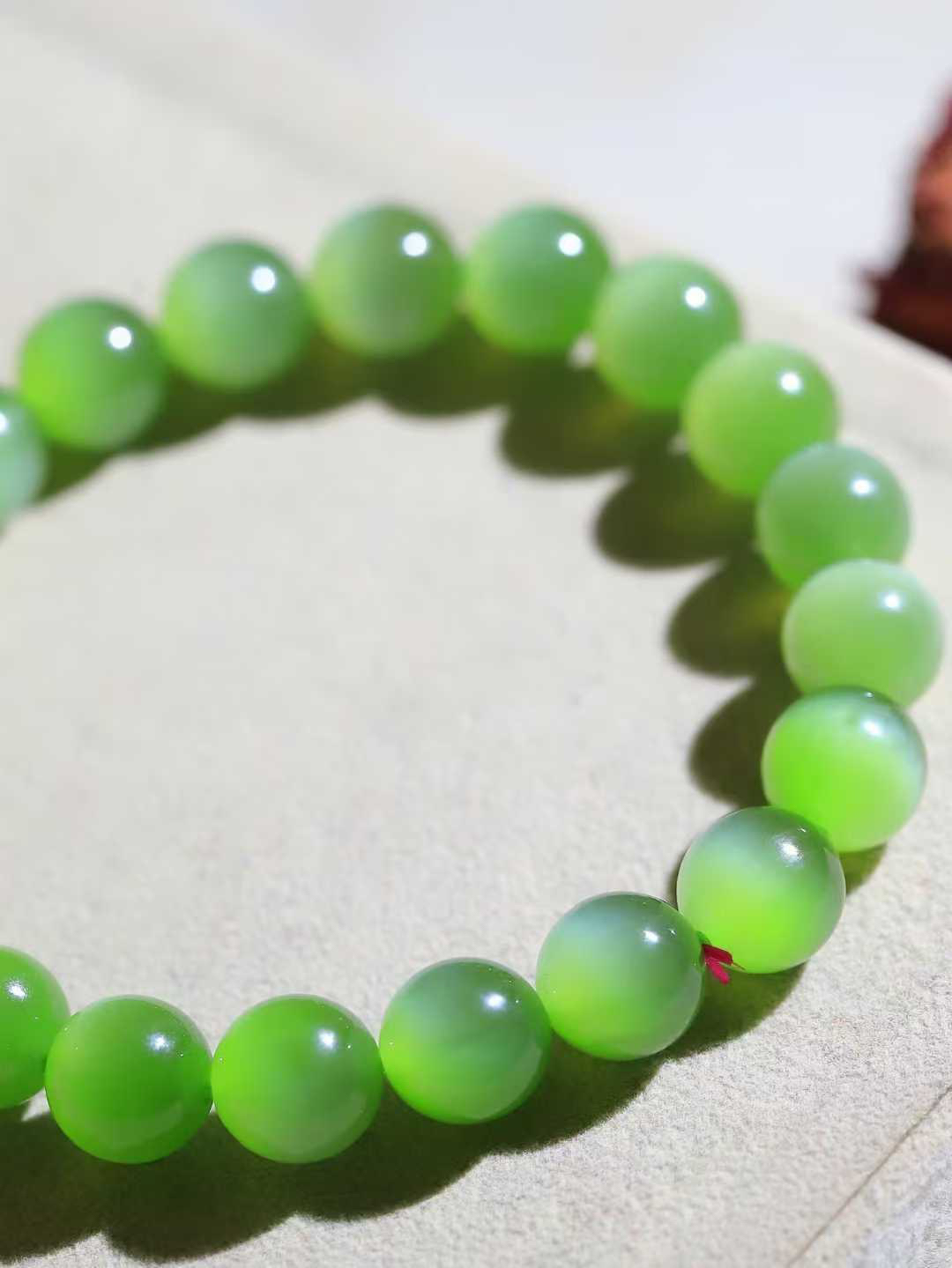 【珠圆玉润.手串】

收藏级️和田玉碧玉猫眼珠圆玉润手串 玉质温润细腻  整串打磨圆润，佩戴舒适。