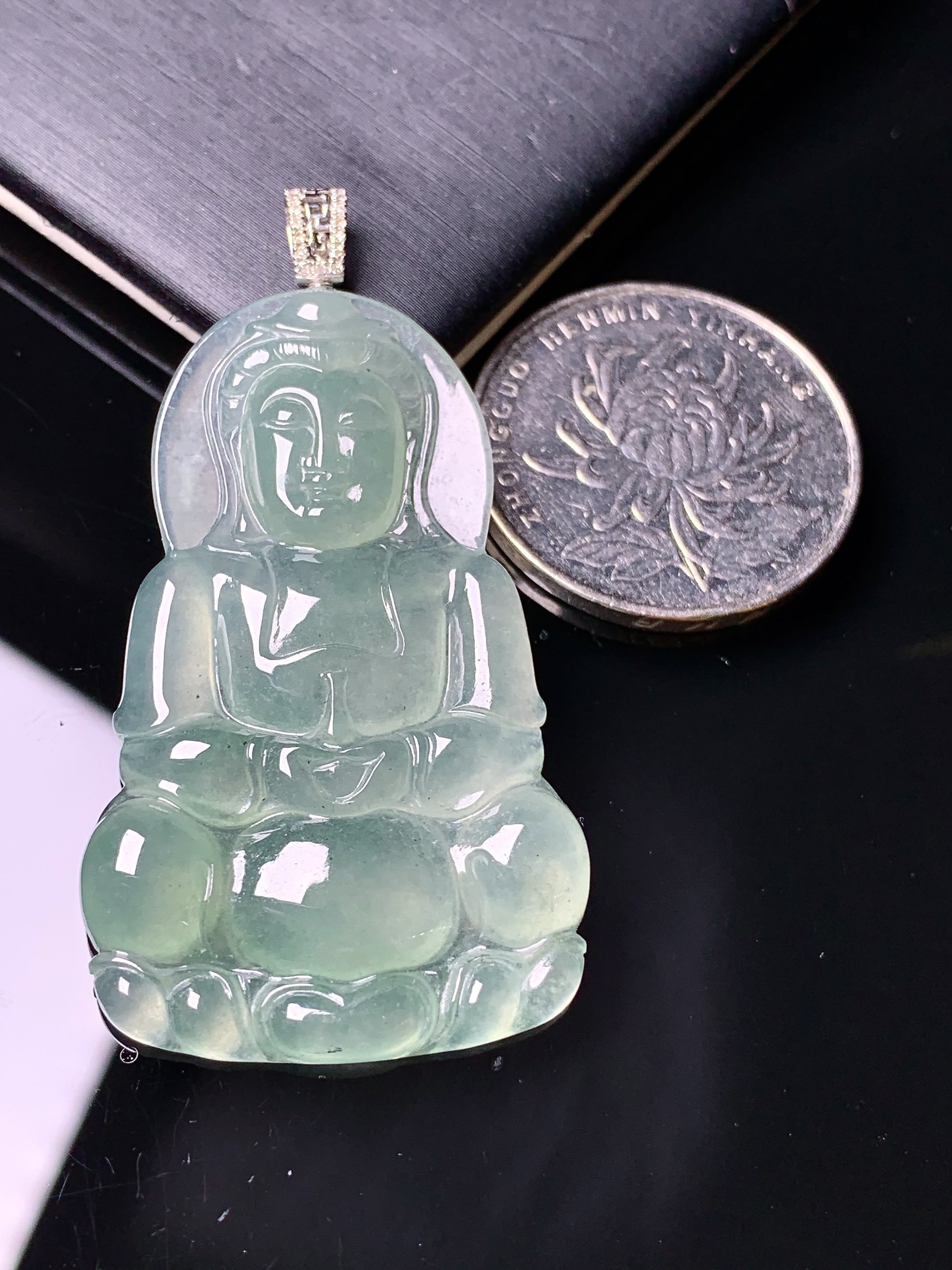 18k金钻镶嵌冰种观音菩萨吊坠 玉质细腻 色泽艳丽清新 水润亮眼 整体尺寸50.6*27.2*4.5