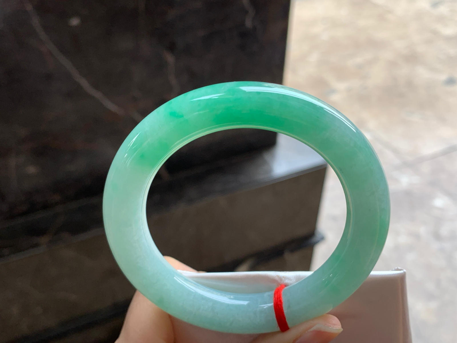 56.5-11.2

阳绿色圆条手镯^_^色阳 玉质温润