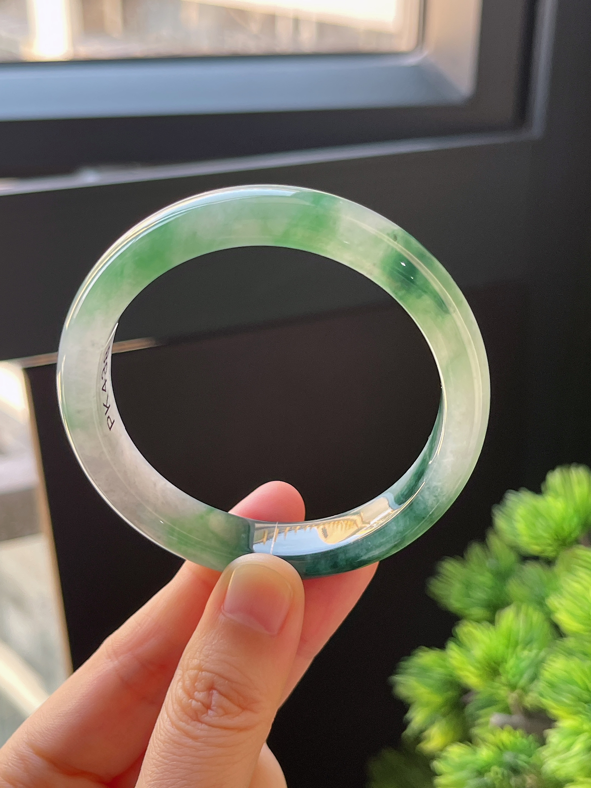 正圈53.5圈口，翡翠冰糯种飘绿手镯