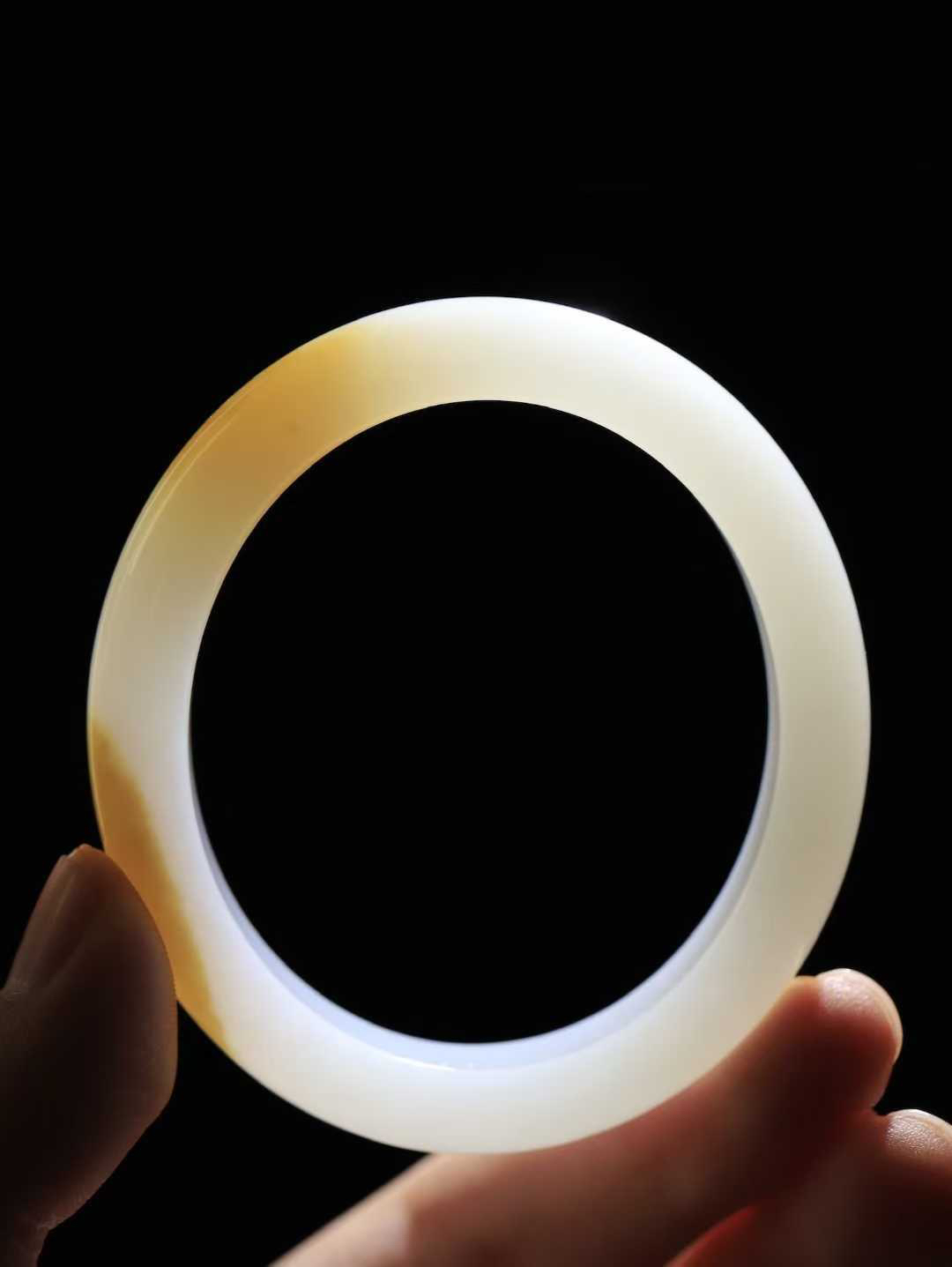 【贵妃镯.玉腕清响】    

精品和田玉糖白玉贵妃镯，玉质温润细腻 油性十足 相传杨贵妃十分喜爱椭圆形态手镯，后人称其为贵妃镯。因其形与人手腕形相吻合，佩戴更服帖，别具妩媚风格。
重45.3克   正圈内径51-48.5mm尺寸12-8mm   fDL-10181016