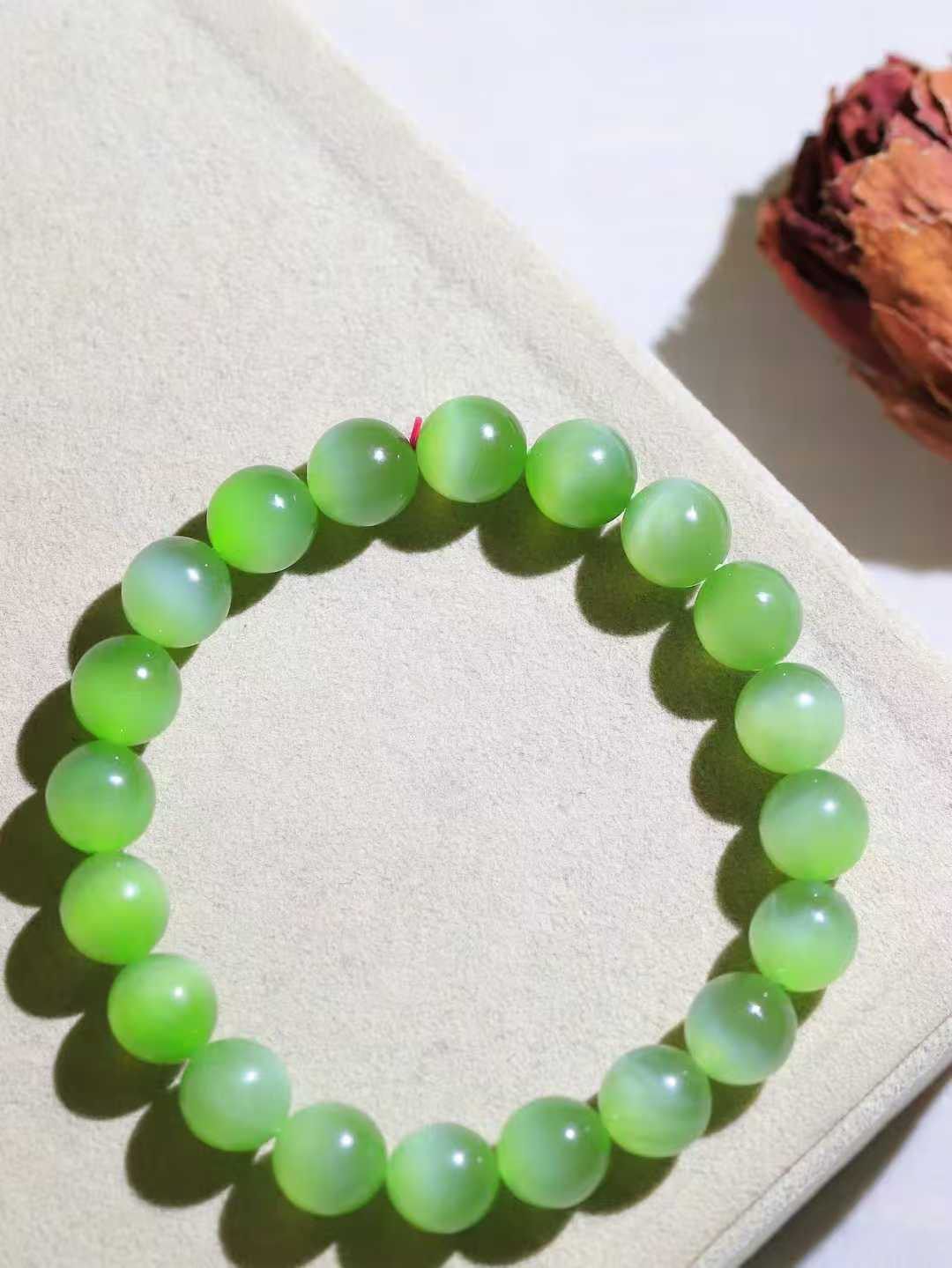 【珠圆玉润.手串】

收藏级️和田玉碧玉猫眼珠圆玉润手串 玉质温润细腻  整串打磨圆润，佩戴舒适。珠珠落玉盘，间关莺语花底滑，一生美好时光，无论身在何处，都有它相伴相守。事事顺遂，幸福美满，吉祥如意。重34.8克 尺寸取一10.3mm FDL-16141200
​