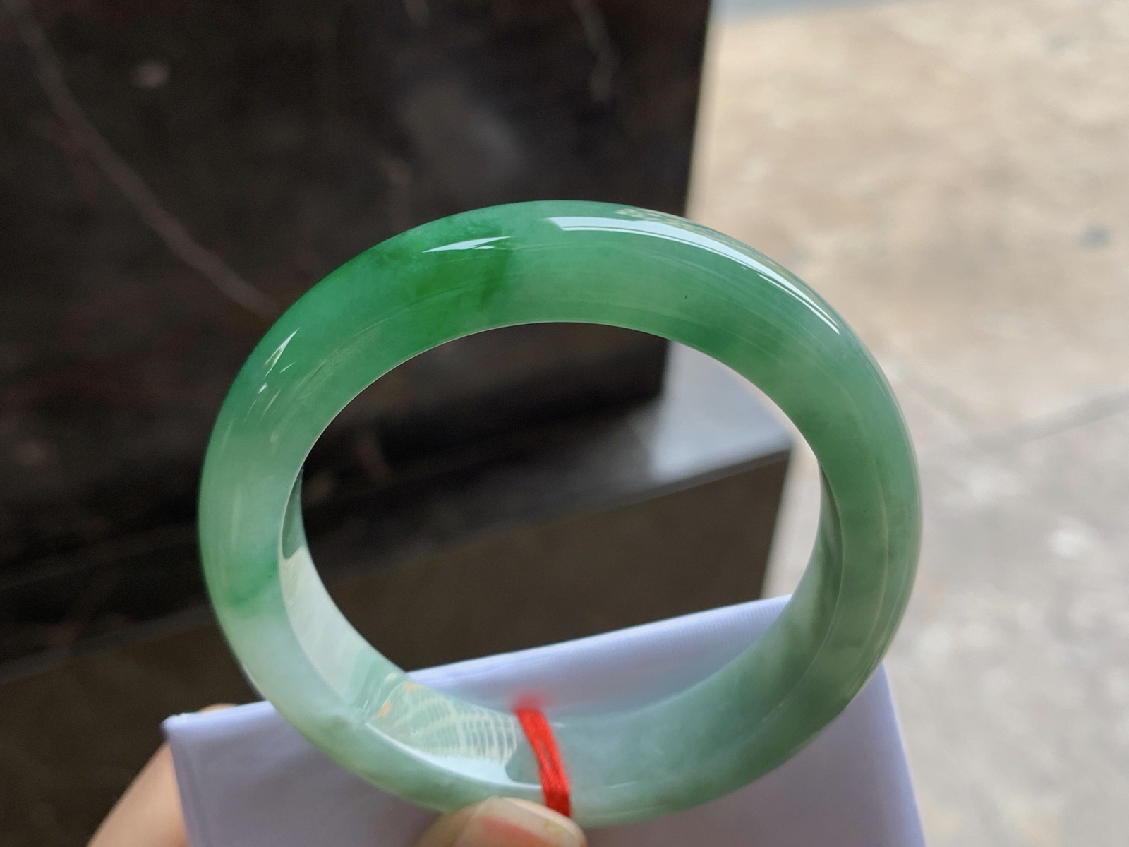 51-12.3-8.5

浓绿色手镯^_^颜色鲜艳 玉质温润