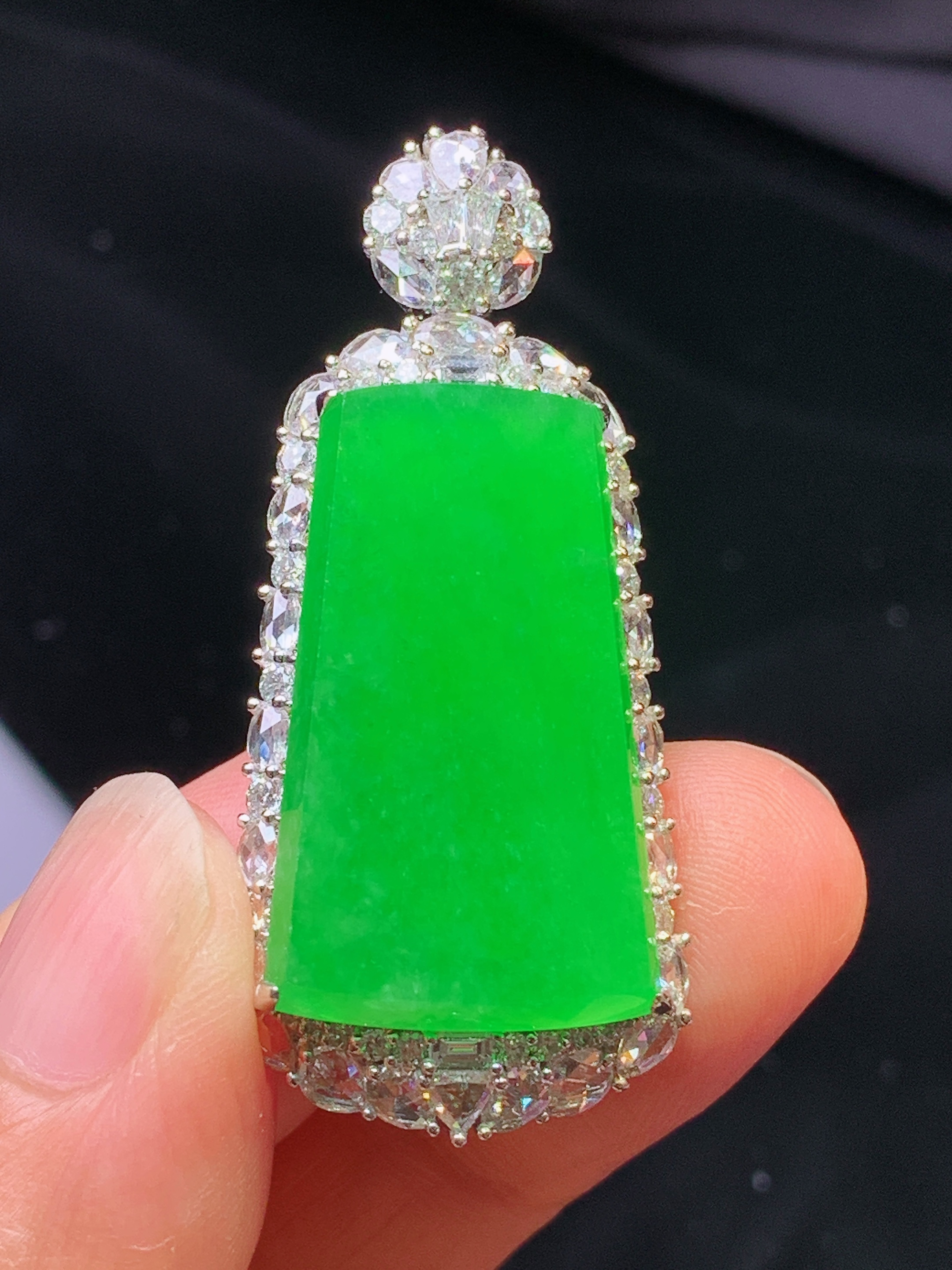 18k金钻镶嵌满绿无事牌吊坠 玉质细腻 色泽艳丽清新 水润亮眼 整体尺寸44.5*20*11