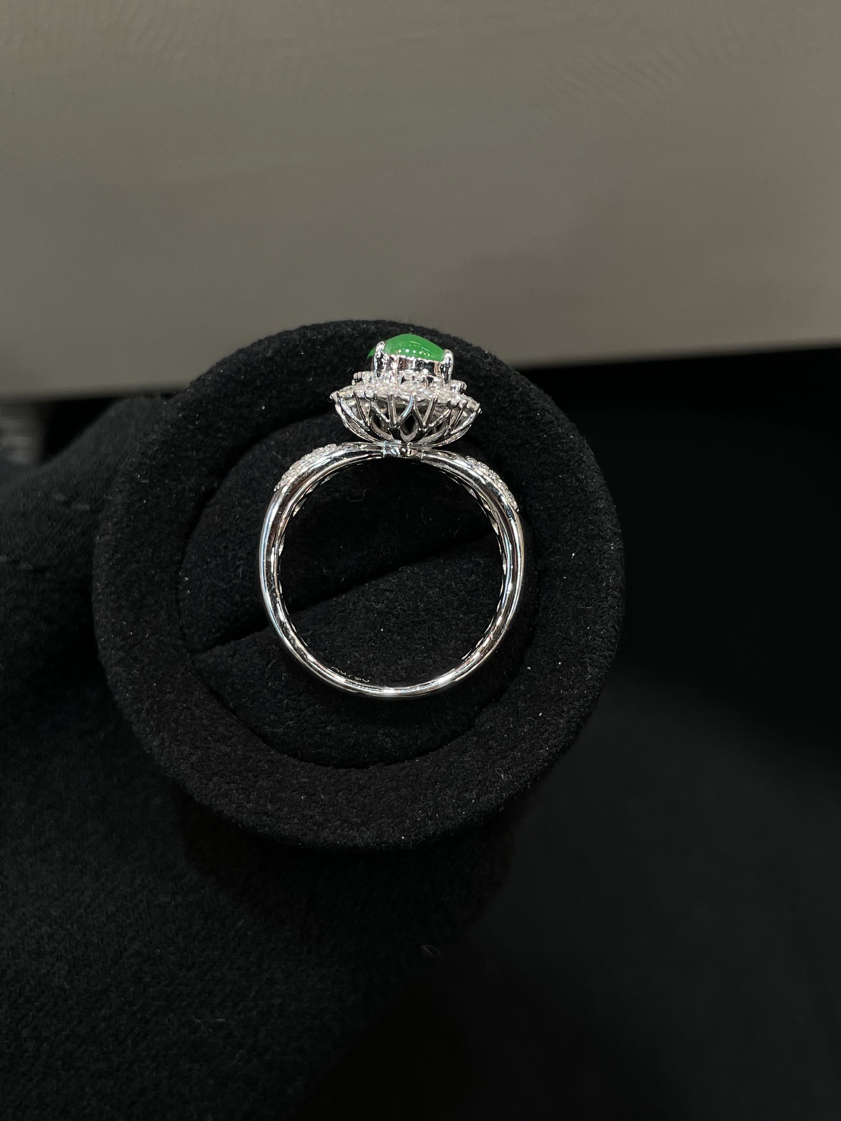 冰种 阳绿 蛋面戒指

18k金配钻镶嵌