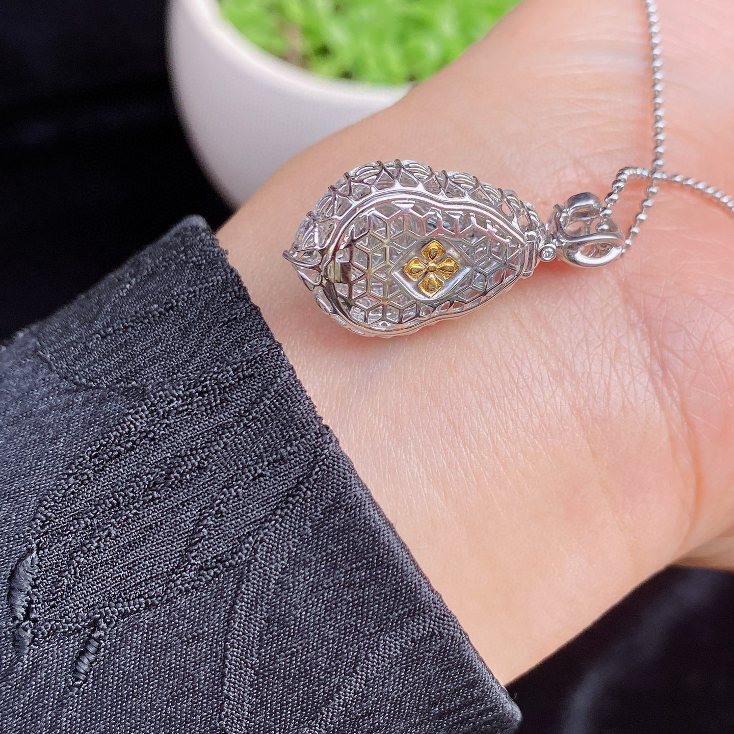 冰种辣绿葫芦吊坠
色泽浓郁，种老起光
真的很绿很绿，种色兼备
18k金镶嵌，上身抢眼又贵气
尺寸如图一  实物更美～