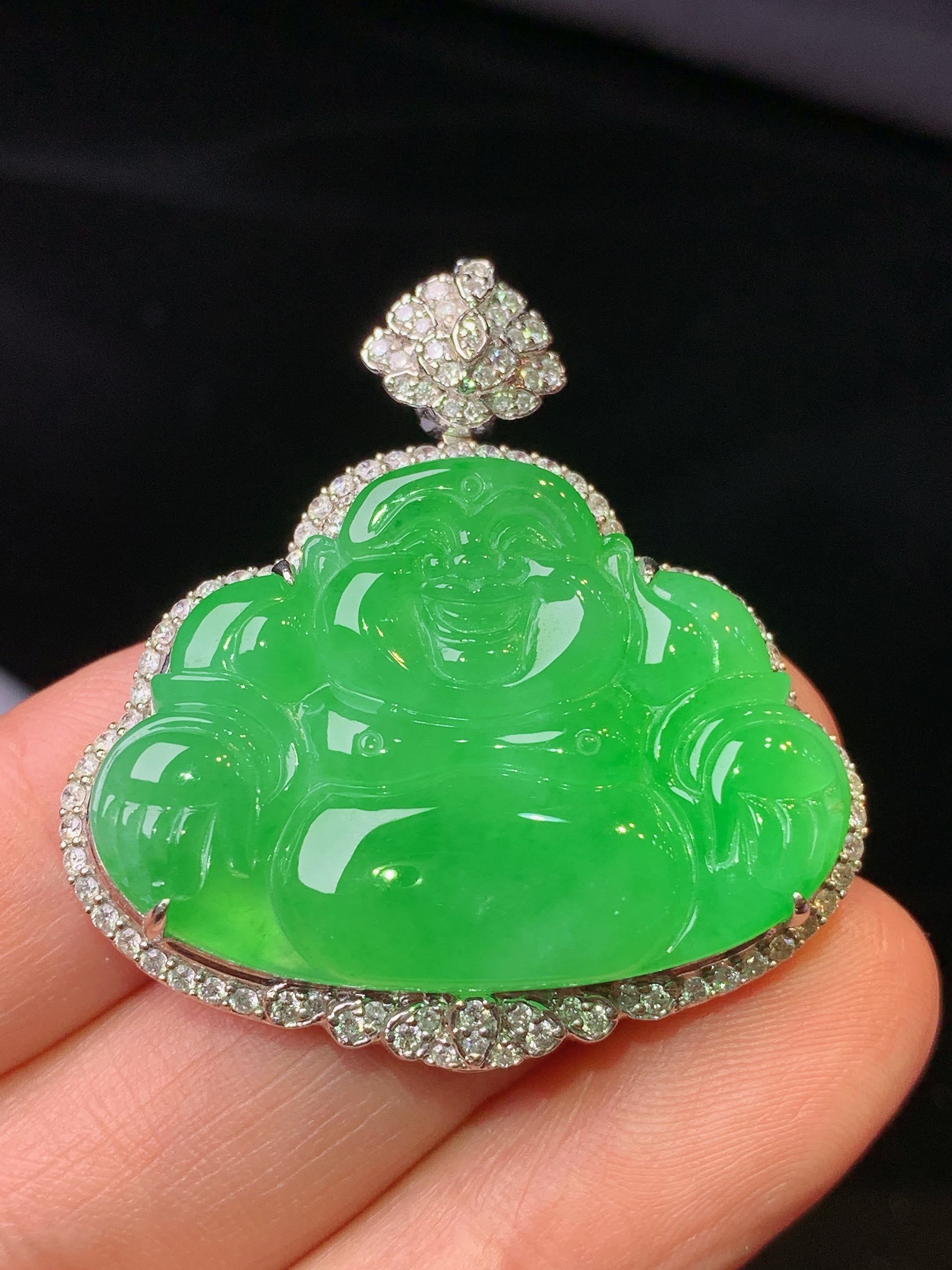 18k金钻镶嵌满绿佛公吊坠 玉质细腻 色泽艳丽清新 水润亮眼 整体尺寸37*35.5*8.8