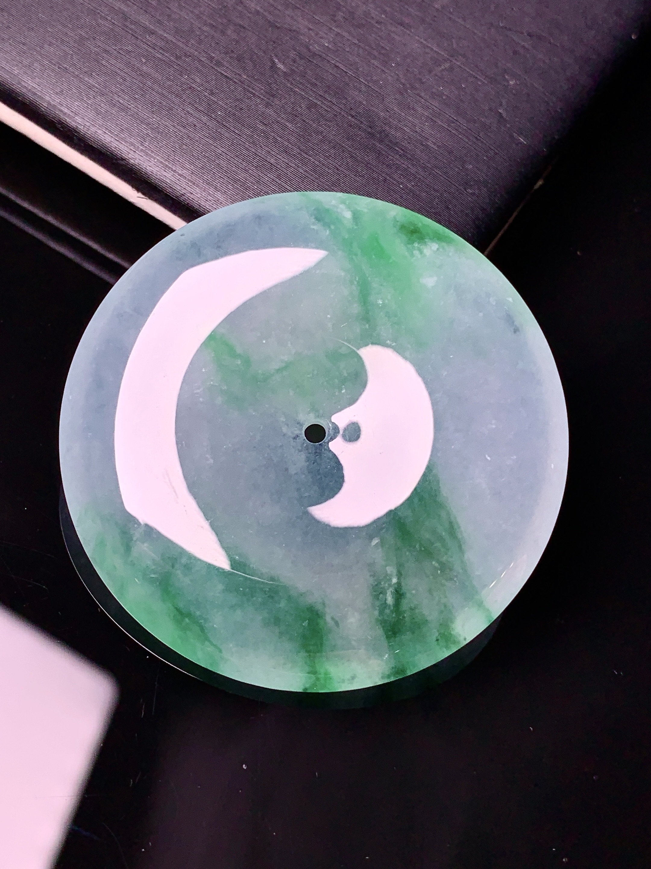 冰种飘绿平安扣吊坠 玉质细腻 色泽艳丽清新 水润亮眼 整体尺寸37.2*6.2