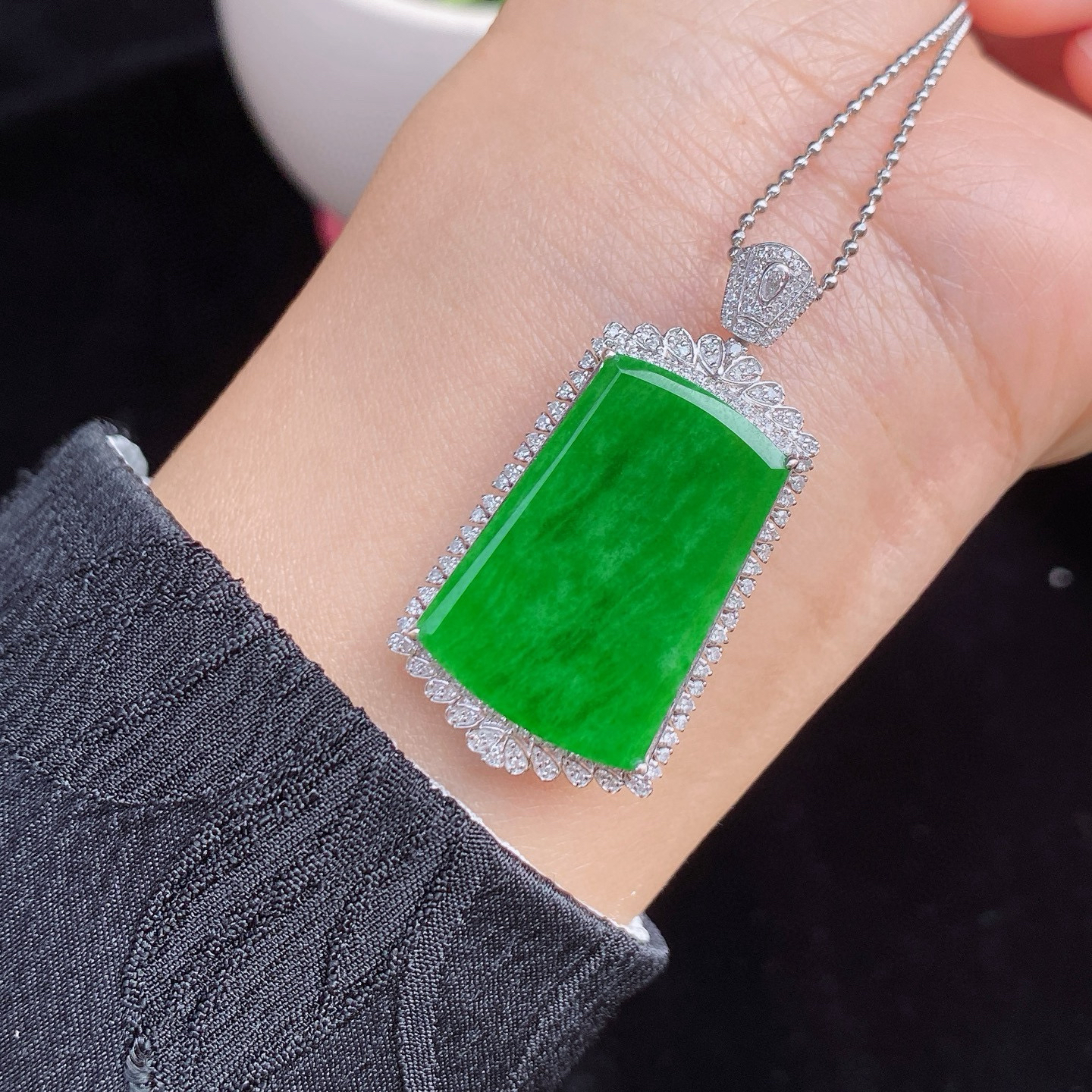 辣绿无事牌吊坠 
色泽浓郁，质地细腻
S928银镶嵌，精致感满满
尺寸如图一  实物更美～