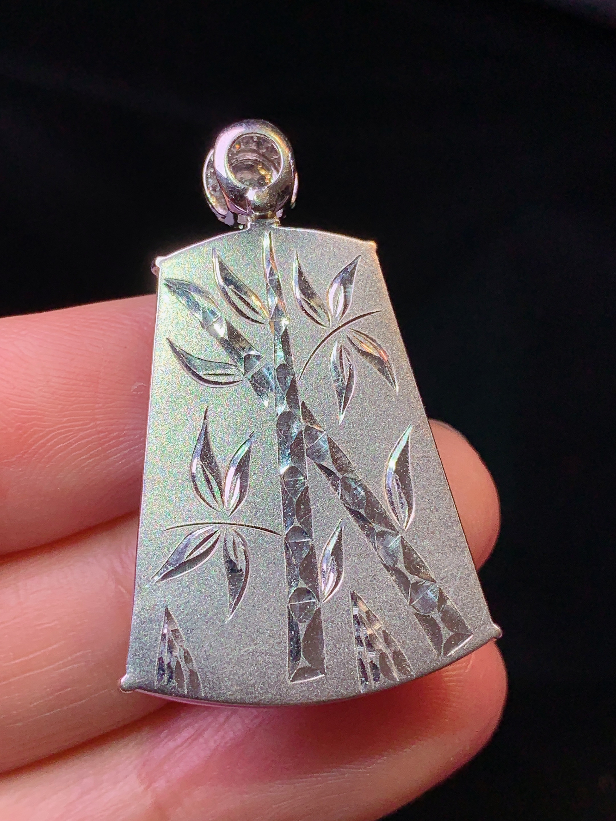 18k金钻镶嵌紫罗兰无事牌吊坠 玉质细腻 色泽艳丽清新 水润亮眼 整体尺寸36.3*22.8*3.5