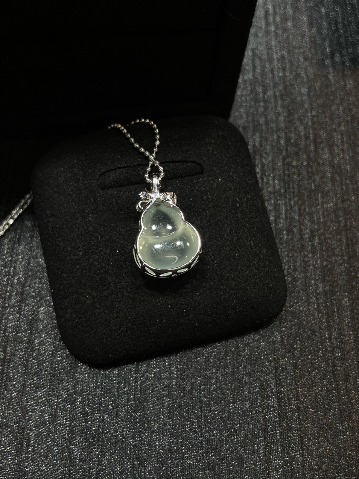 冰种 起光 葫芦吊坠

18k金简镶嵌