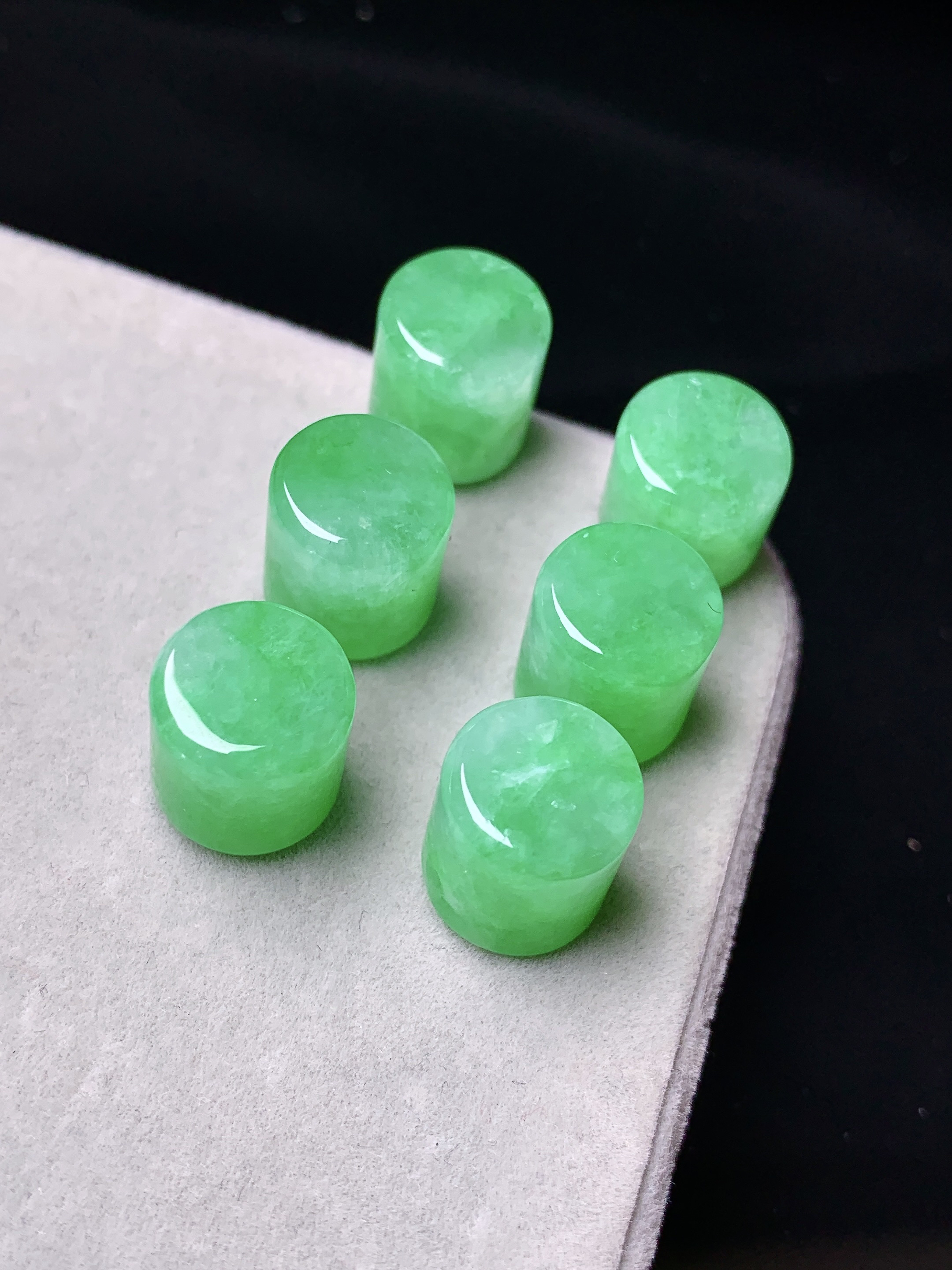 翠绿玉柱一手 玉质细腻水润 色泽艳丽清新 取一尺寸10.2*10.8