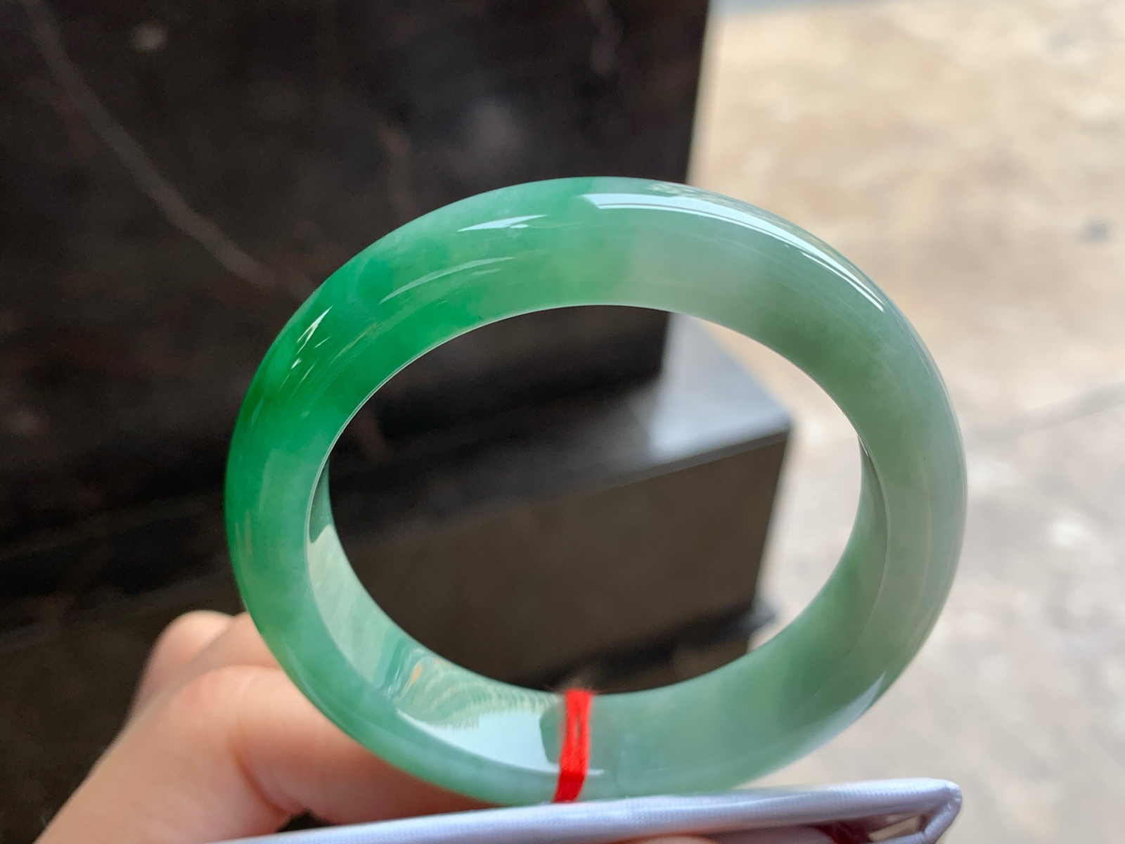 51-12.3-8.5

浓绿色手镯^_^颜色鲜艳 玉质温润