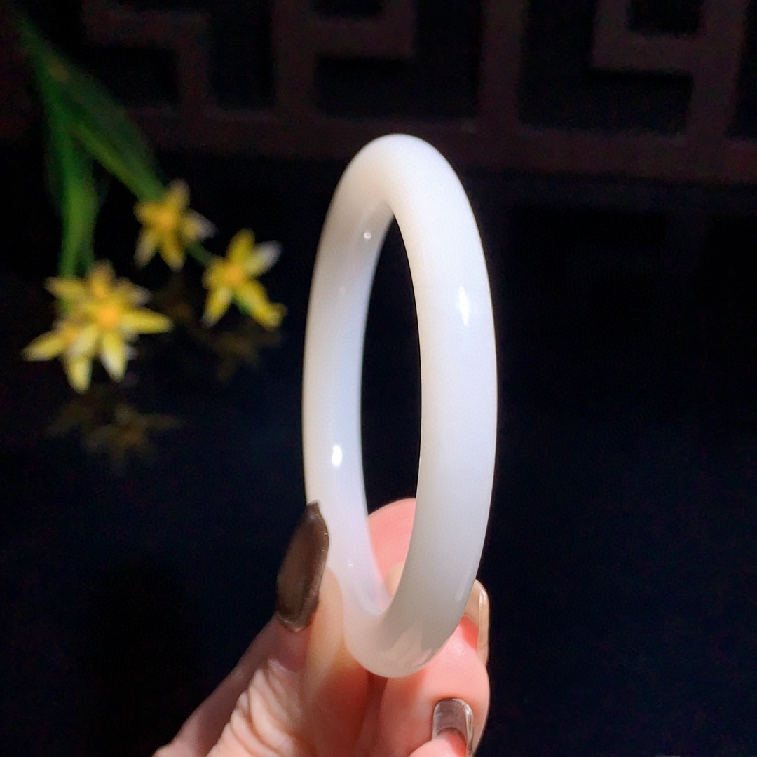 和田玉57圈口羊脂白手镯！玉质细腻油润 底色纯净 无裂无杂 脂粉好，品质好！