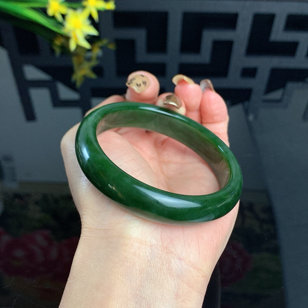 和田玉58.5圈口菠菜绿碧玉手镯！玉质细腻油润 底色纯净 无裂无棉 脂粉好，品质好！