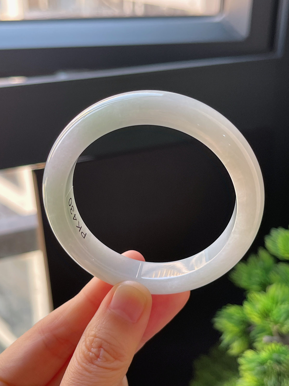 正圈51.8圈口，翡翠糯化种淡绿色手镯