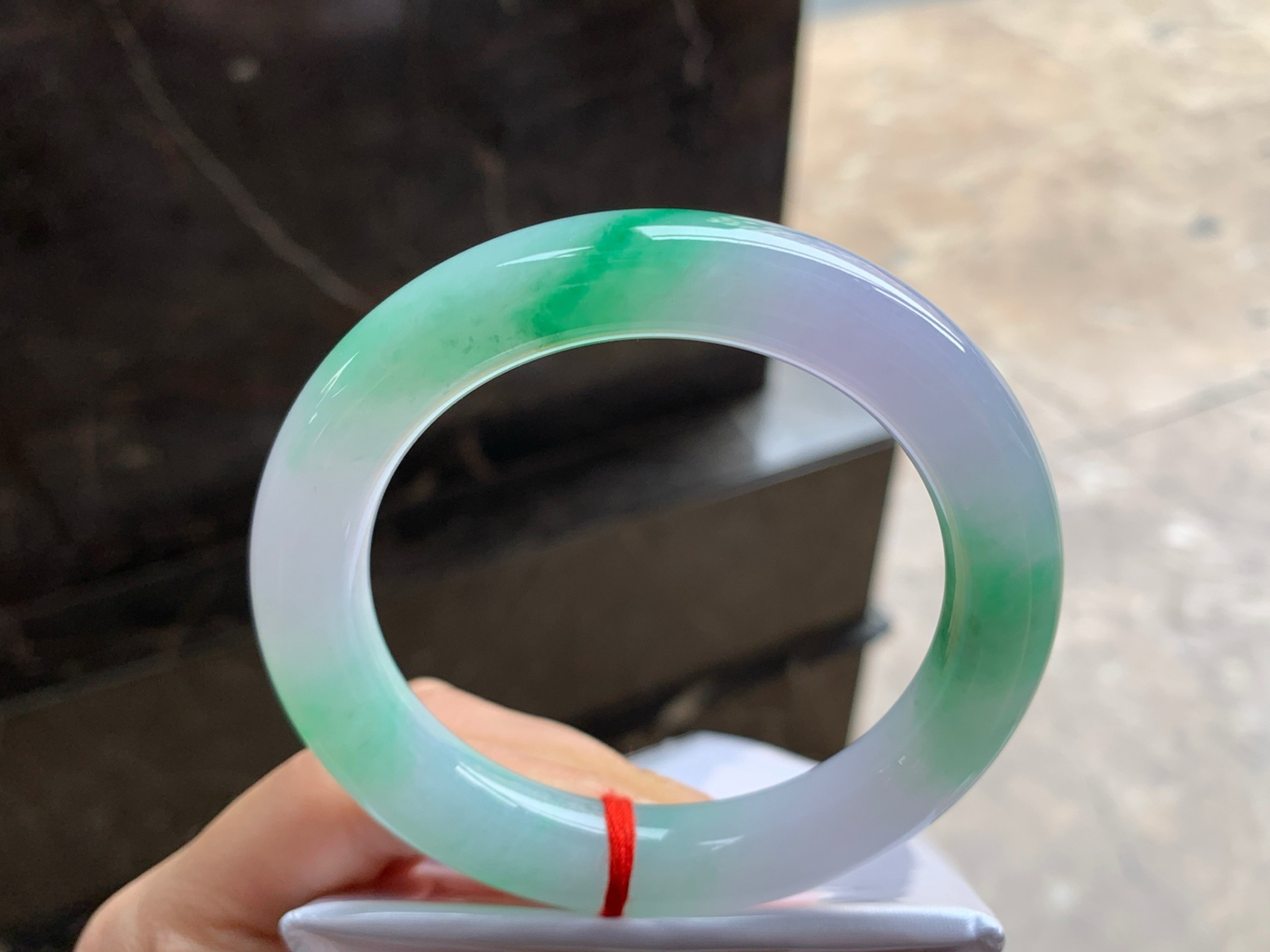 57-11.6

春带彩圆条手镯^_^颜色鲜艳 玉质温润