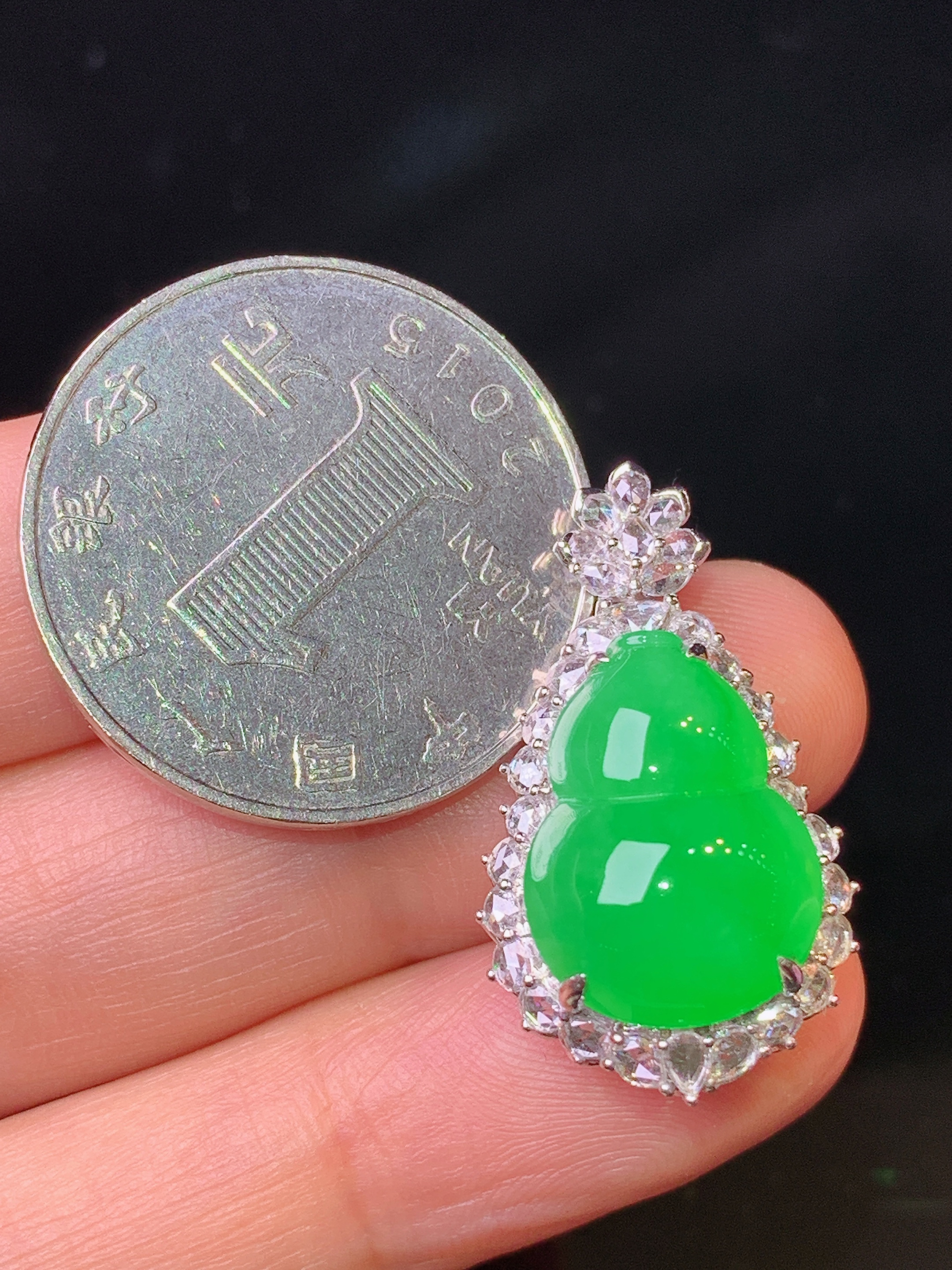 18k金钻镶嵌满绿葫芦吊坠 玉质细腻 色泽艳丽清新 水润亮眼 整体尺寸28*15.6*11.8