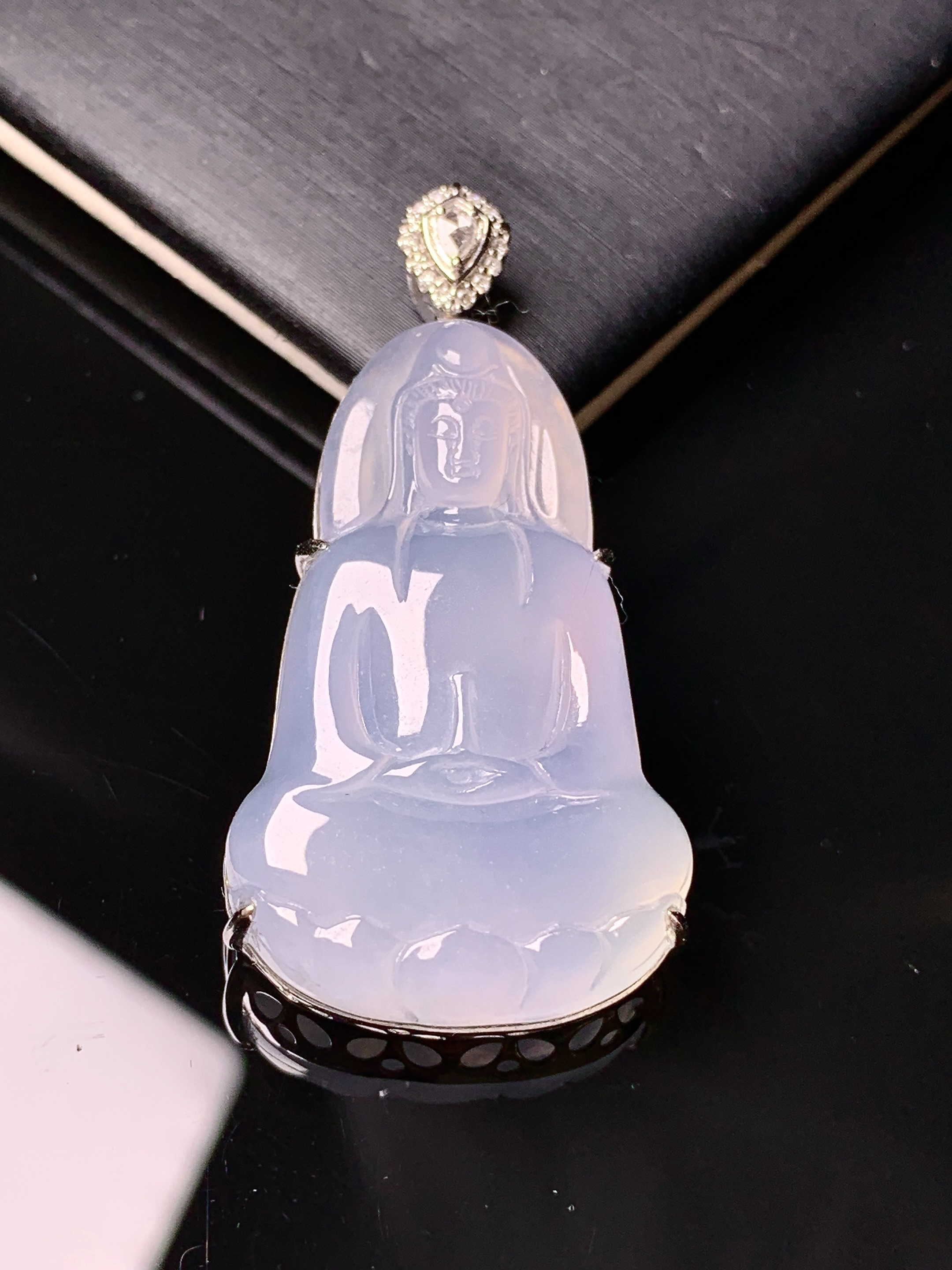18k金钻镶嵌冰种观音吊坠 玉质细腻 色泽艳丽清新 水润亮眼 整体尺寸42.6*21.2*7.3