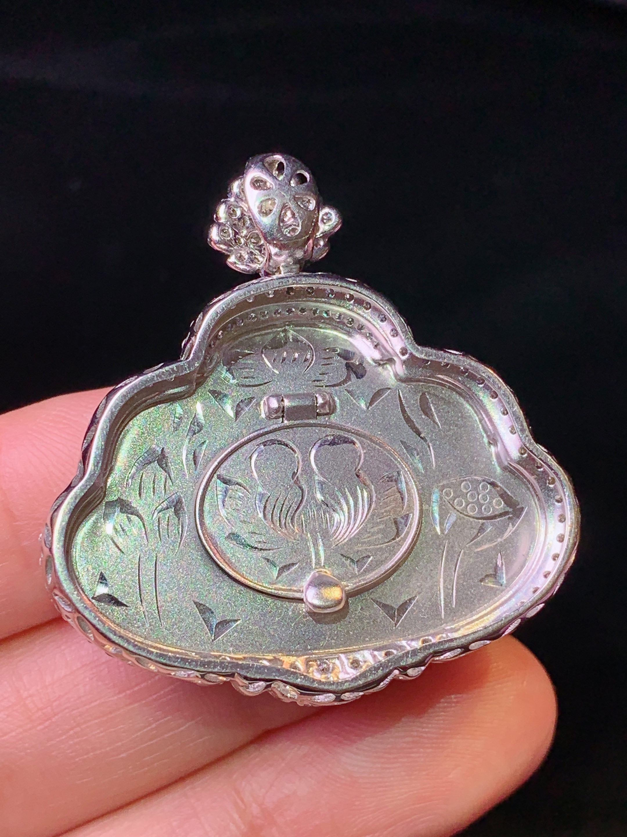 18k金钻镶嵌满绿佛公吊坠 玉质细腻 色泽艳丽清新 水润亮眼 整体尺寸37*35.5*8.8