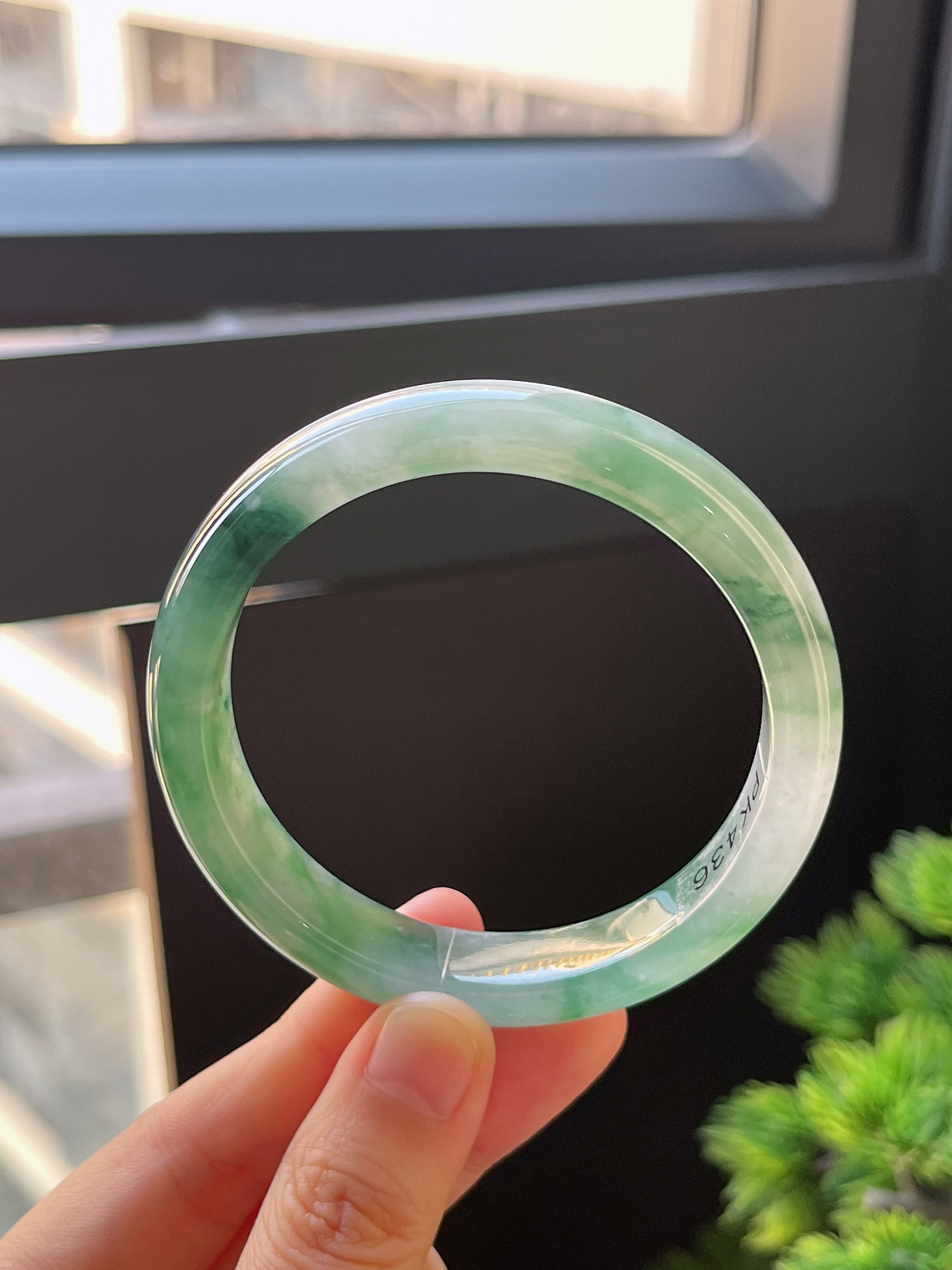 正圈55.6圈口，翡翠冰糯种飘绿手镯