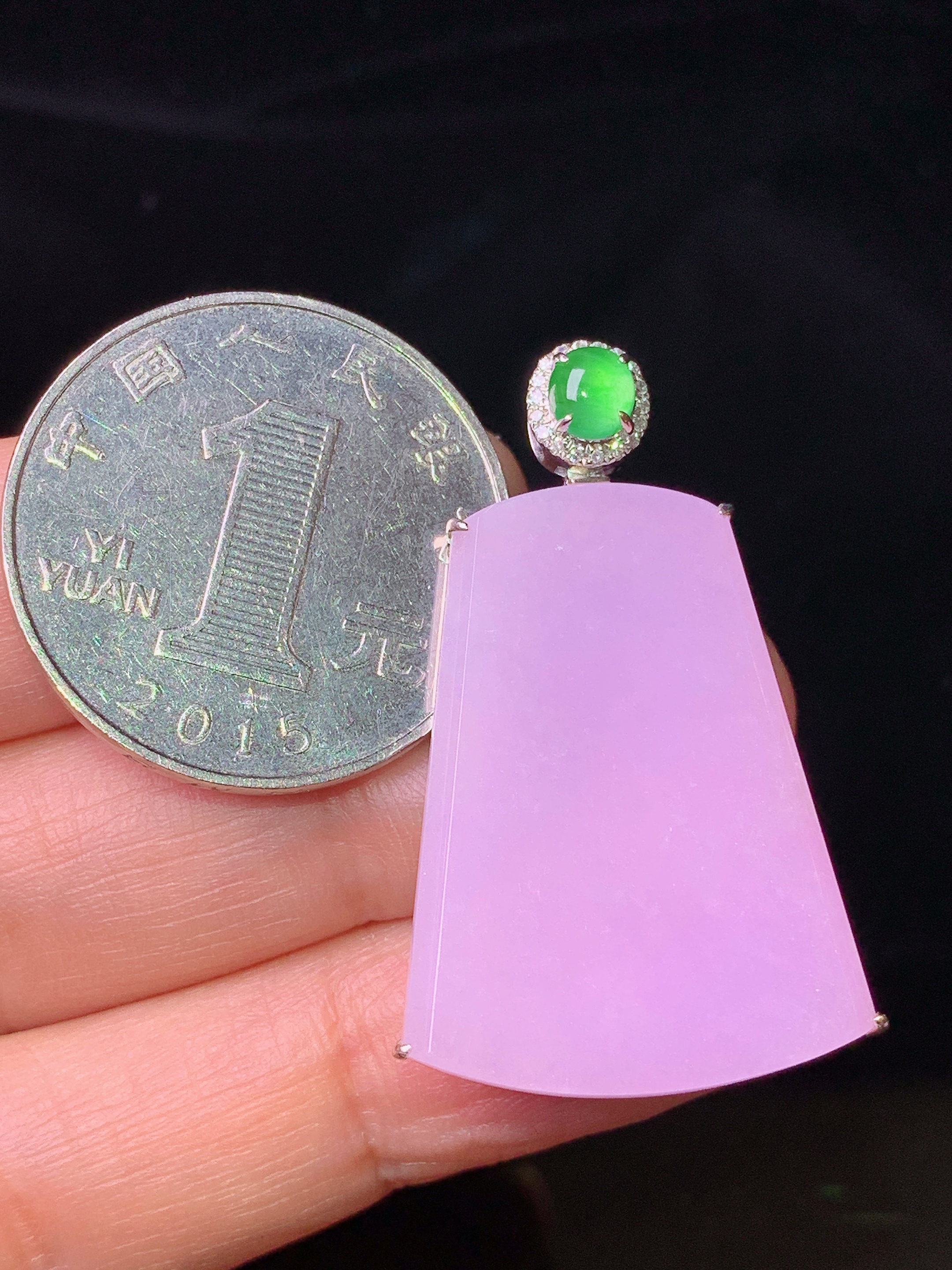 18k金钻镶嵌紫罗兰无事牌吊坠 玉质细腻 色泽艳丽清新 水润亮眼 整体尺寸36.3*22.8*3.5