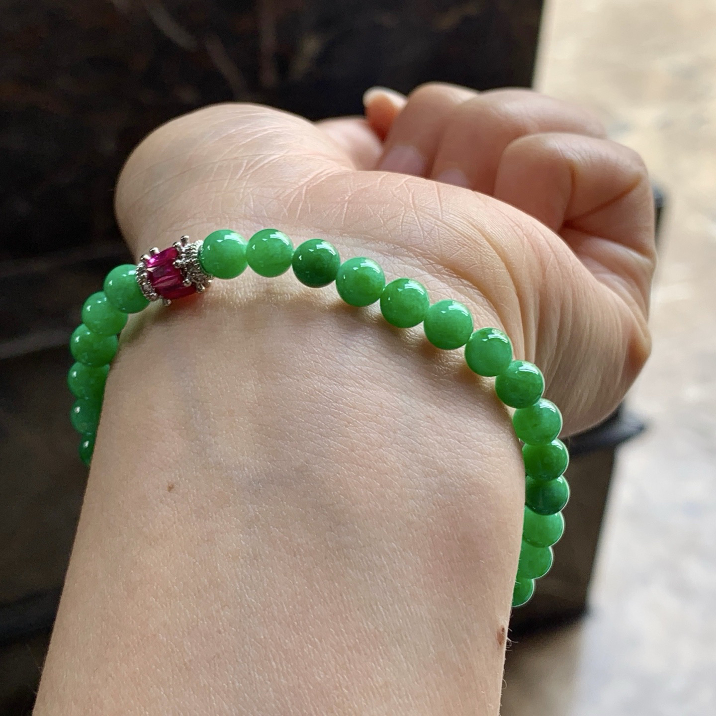 辣绿色手串^_^鲜艳 玉质温润