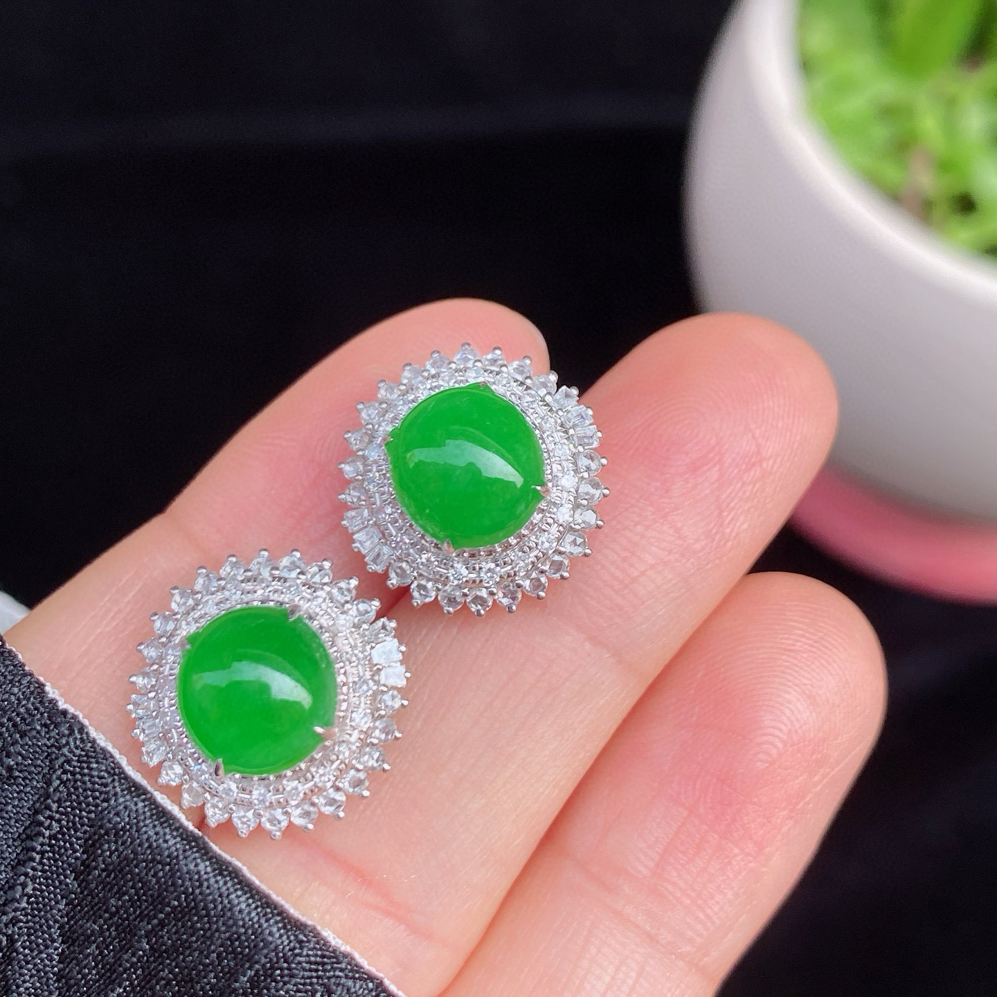 冰阳绿蛋面耳钉
色泽鲜亮，质地细腻，荧光感满满
18K金镶嵌，精致又奢华
尺寸如图一  实物更美