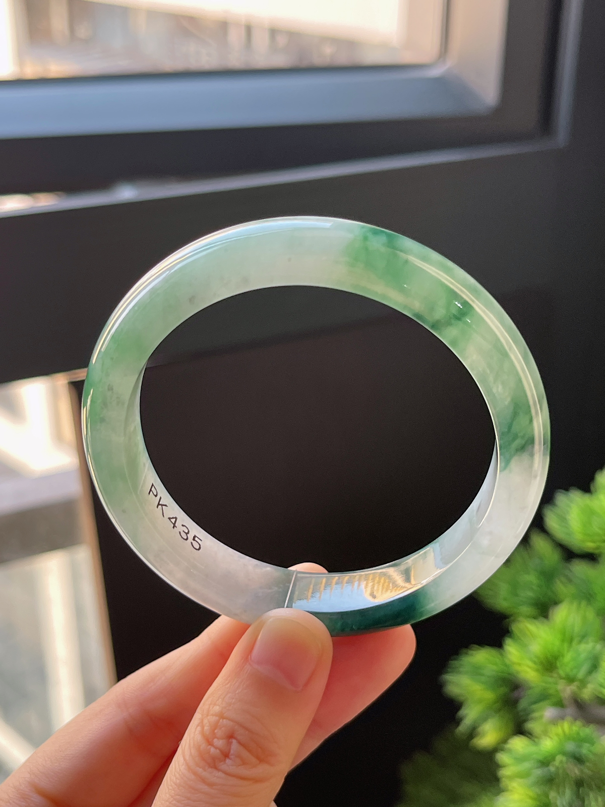 正圈57.8圈口，翡翠冰糯种飘绿手镯