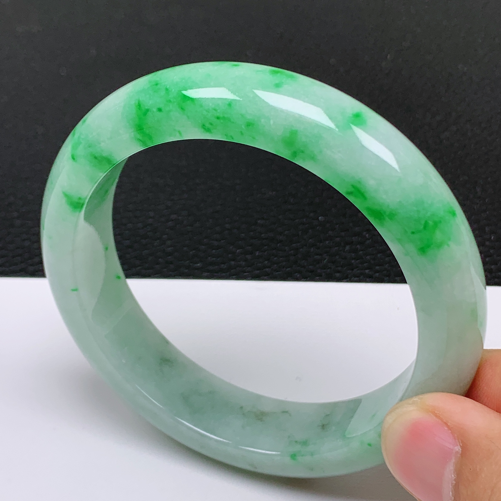 56～57圈口天然翡翠老坑飘阳绿正圈手镯 尺寸56.8*14.3*8.8mm