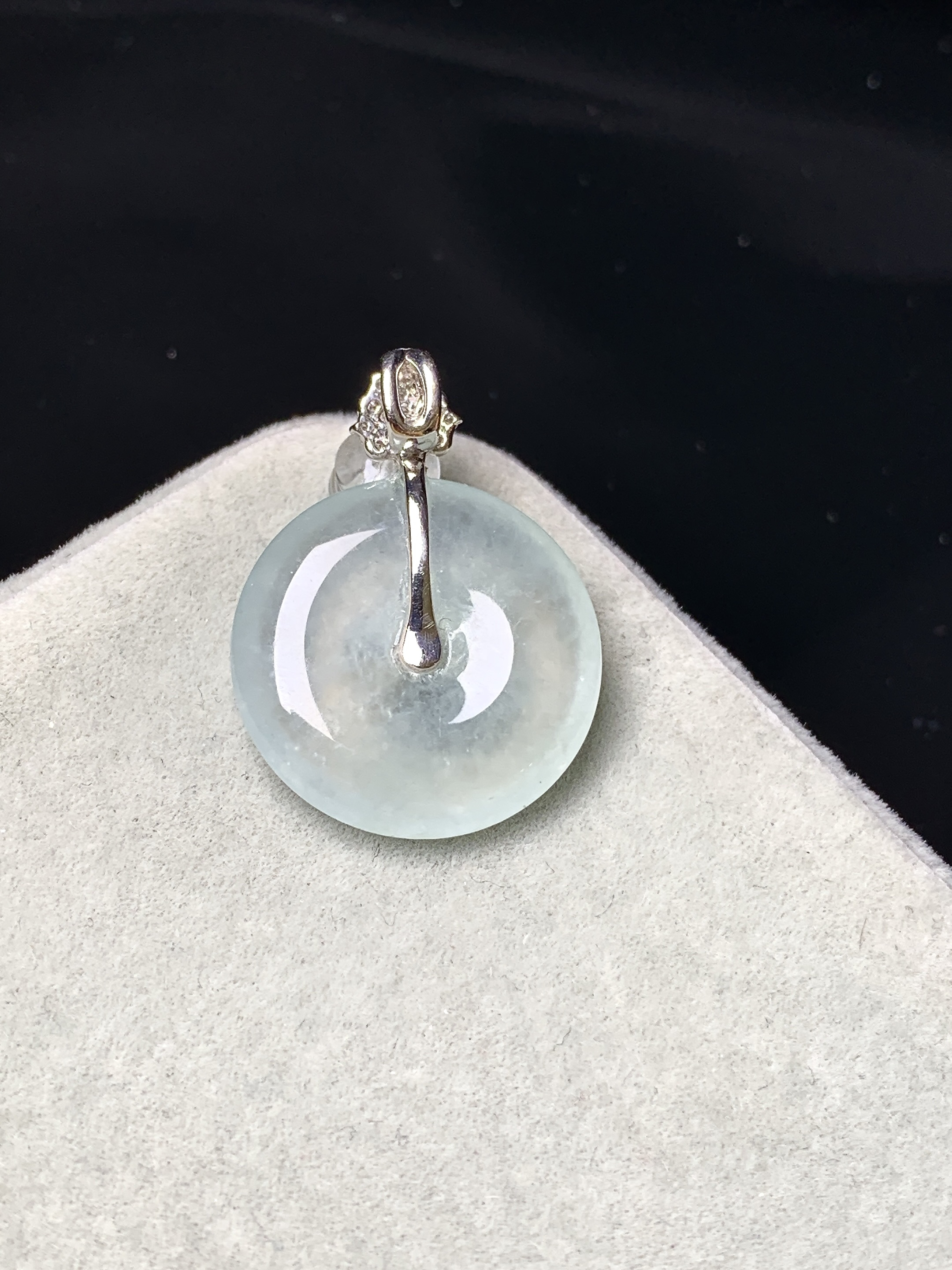 18k金钻镶嵌冰种平安扣吊坠 玉质细腻 色泽艳丽清新 整体尺寸23.6*17.3*3.8