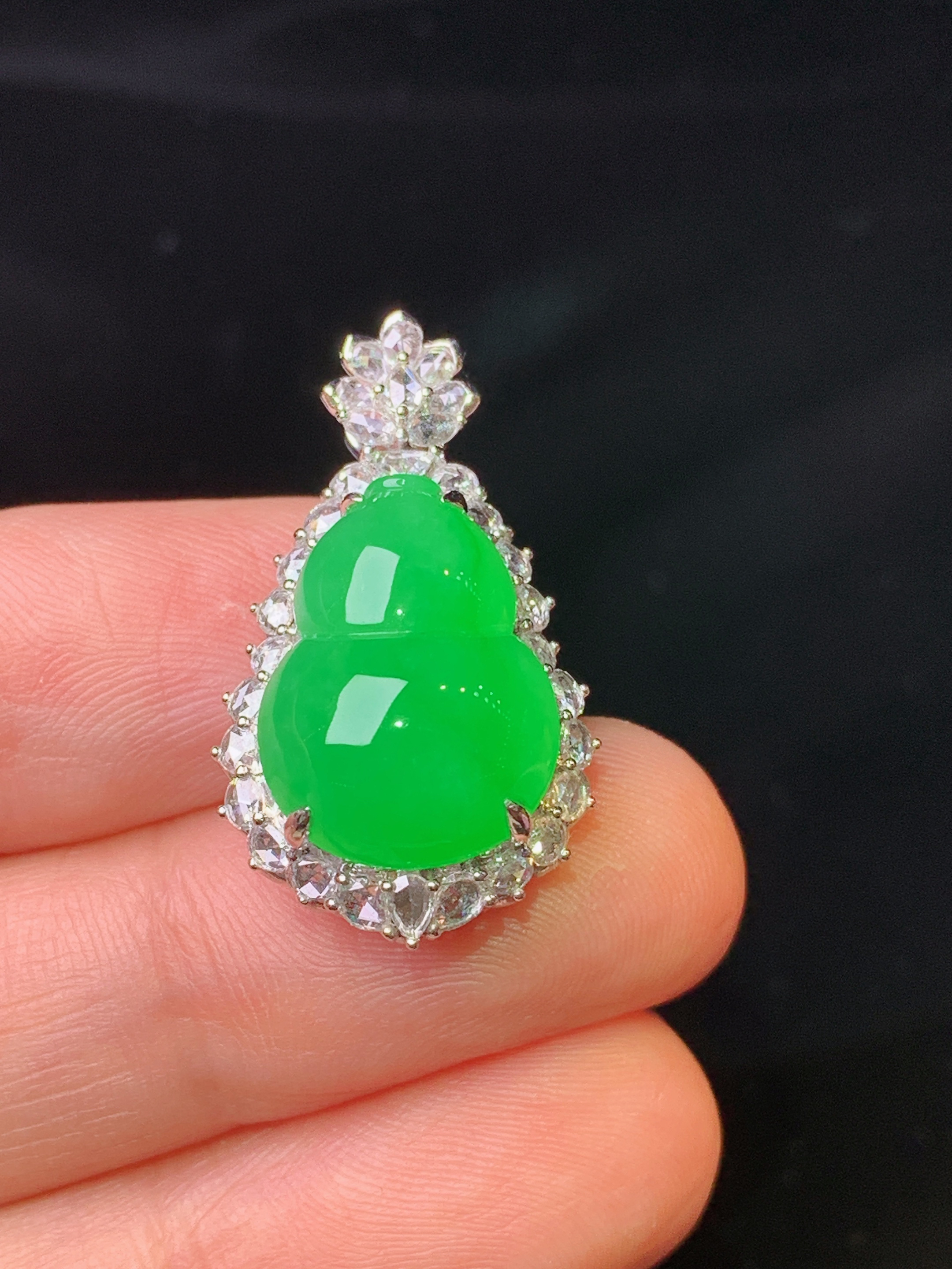 18k金钻镶嵌满绿葫芦吊坠 玉质细腻 色泽艳丽清新 水润亮眼 整体尺寸28*15.6*11.8