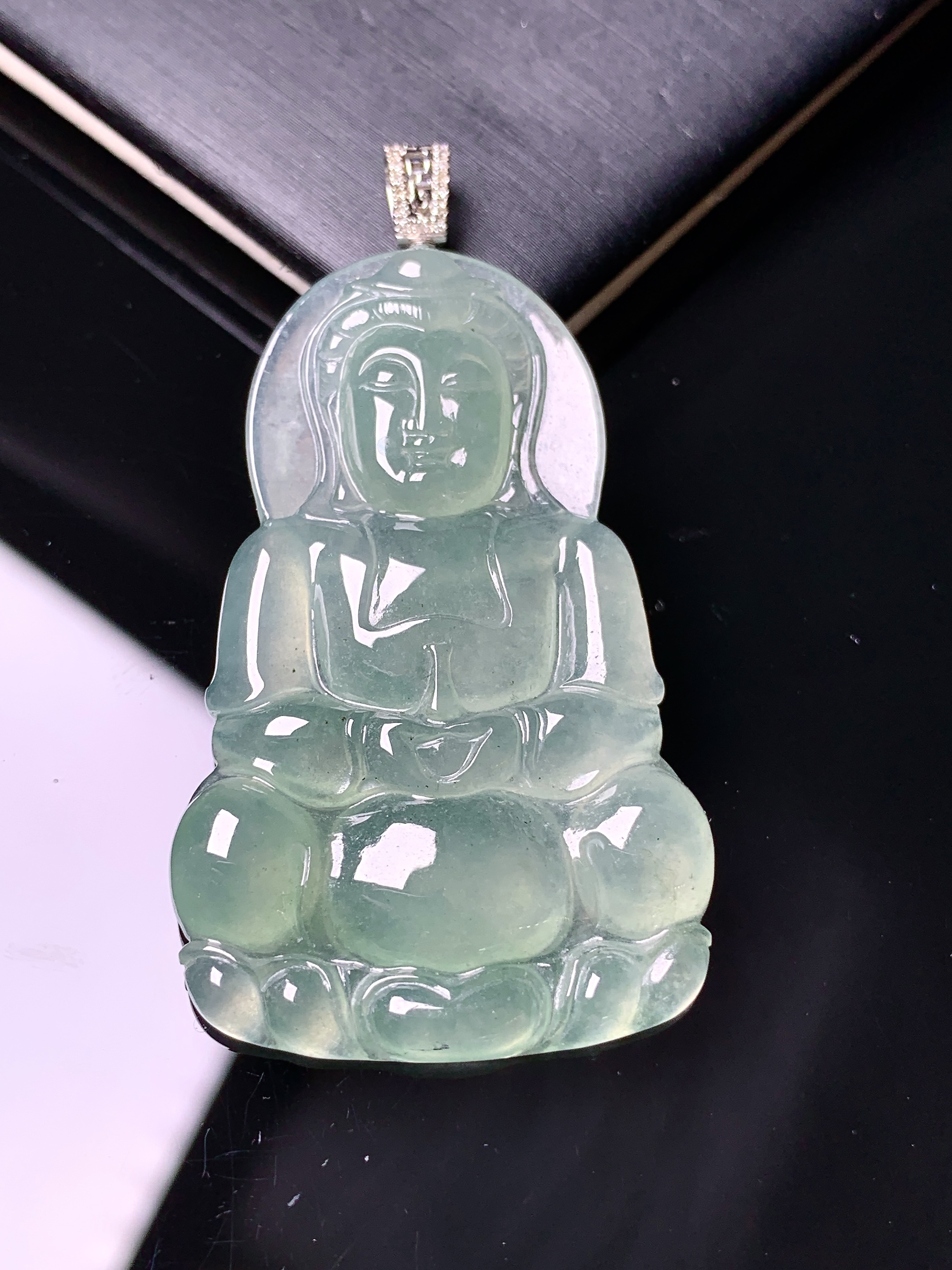 18k金钻镶嵌冰种观音菩萨吊坠 玉质细腻 色泽艳丽清新 水润亮眼 整体尺寸50.6*27.2*4.5