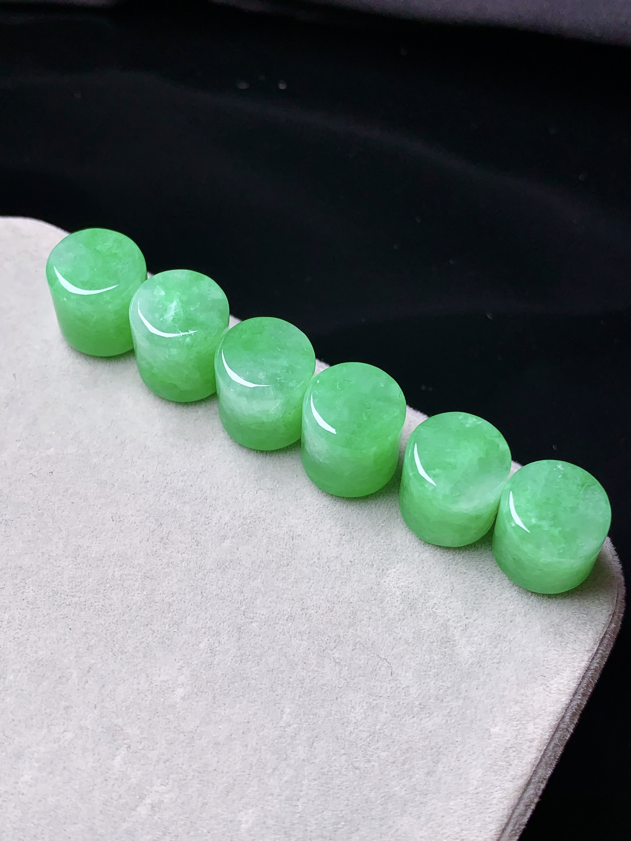 翠绿玉柱一手 玉质细腻水润 色泽艳丽清新 取一尺寸10.2*10.8