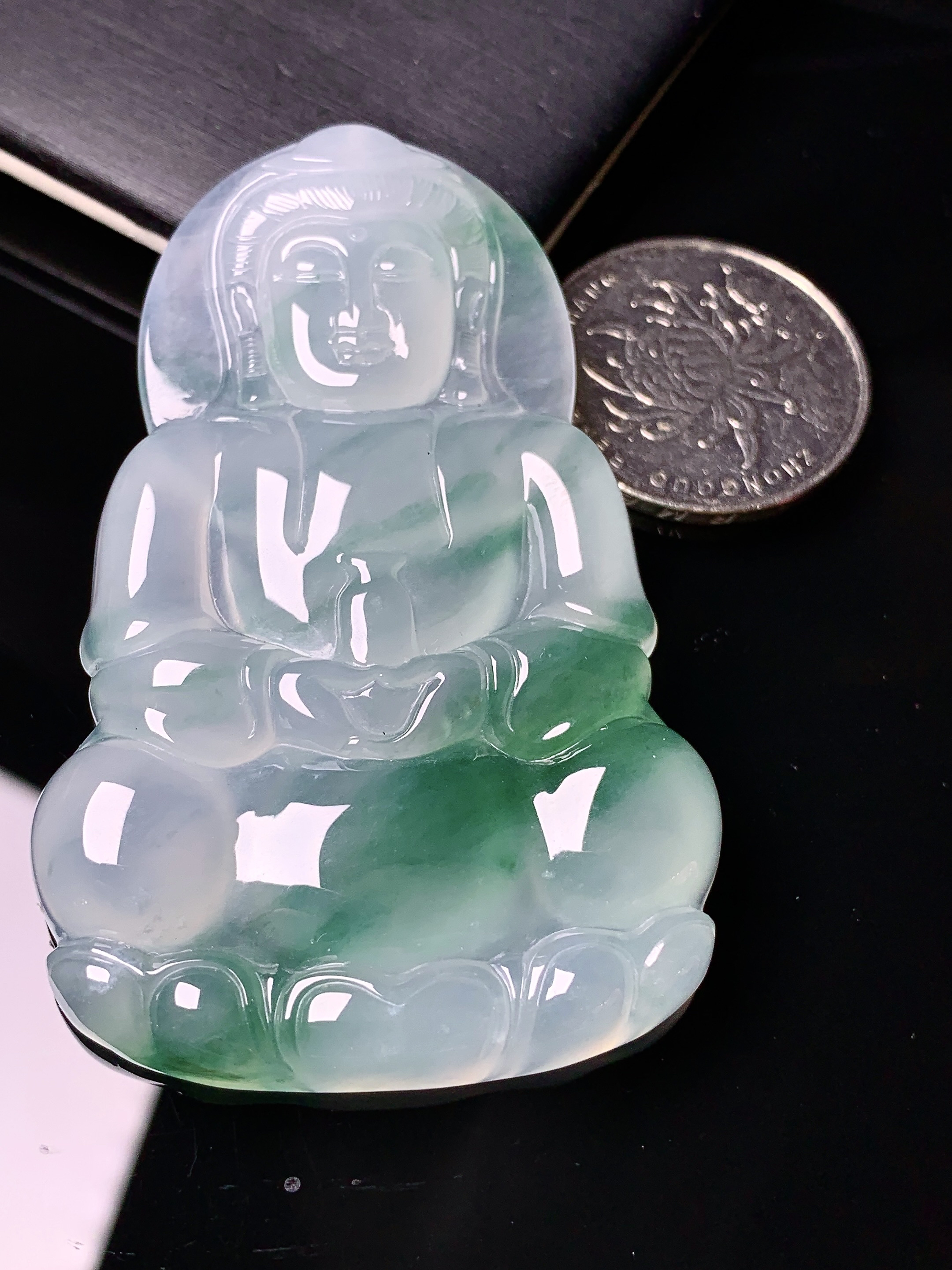 冰种飘绿观音菩萨吊坠 玉质细腻 色泽艳丽清新 水润亮眼 整体尺寸65.2*41.7*6