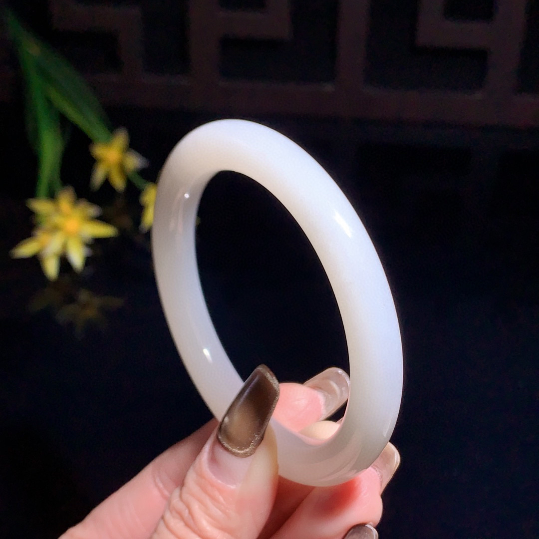 和田玉57圈口羊脂白手镯！玉质细腻油润 底色纯净 无裂无杂 脂粉好，品质好！