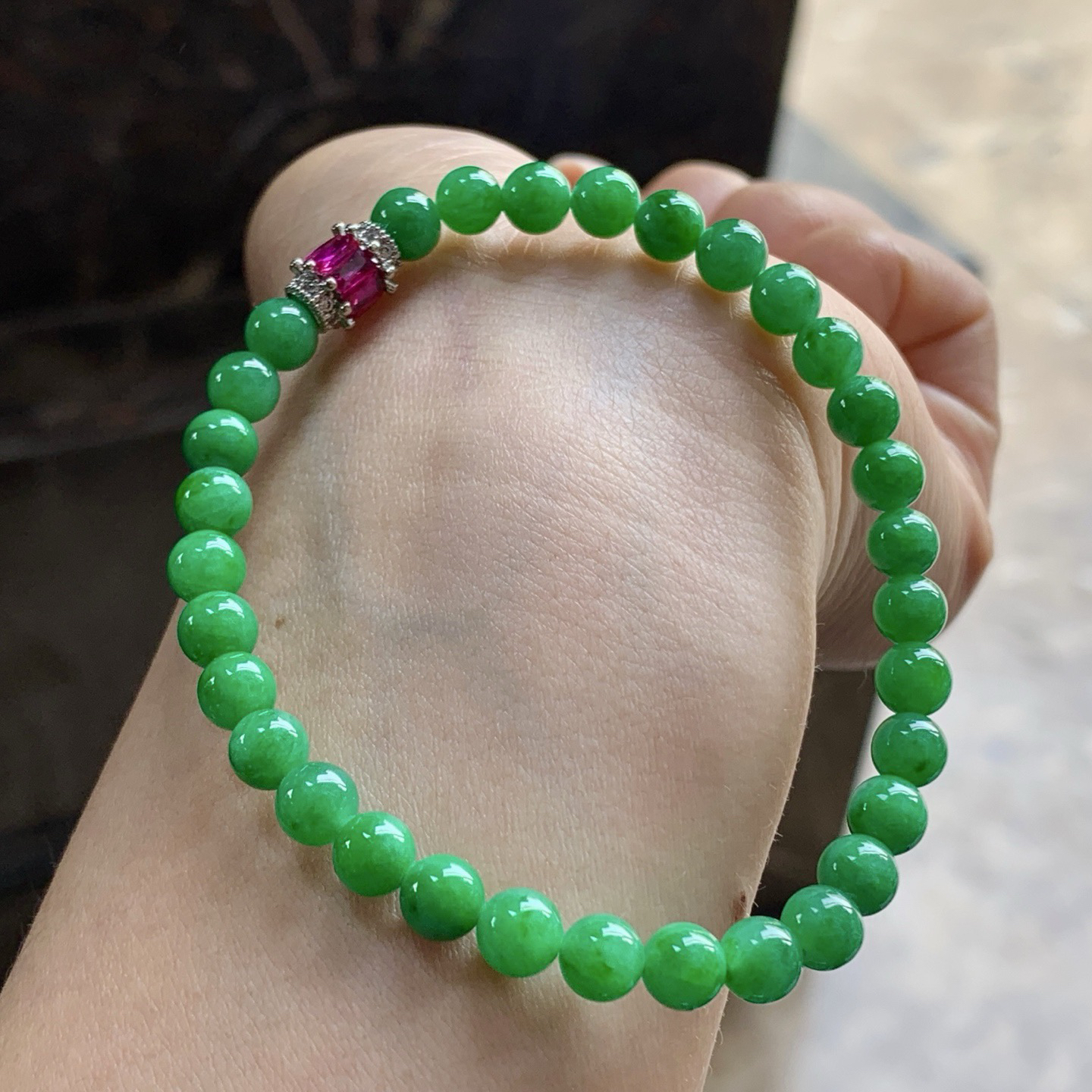 辣绿色手串^_^鲜艳 玉质温润