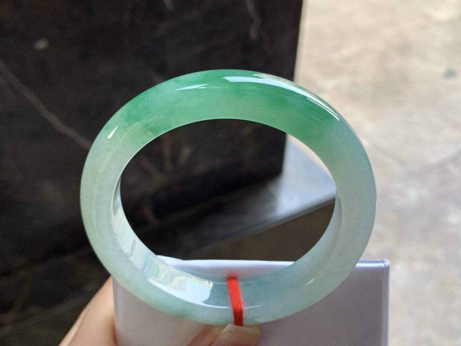 54-12.5-9

绿色手镯^_^颜色鲜艳 玉质温润 细腻