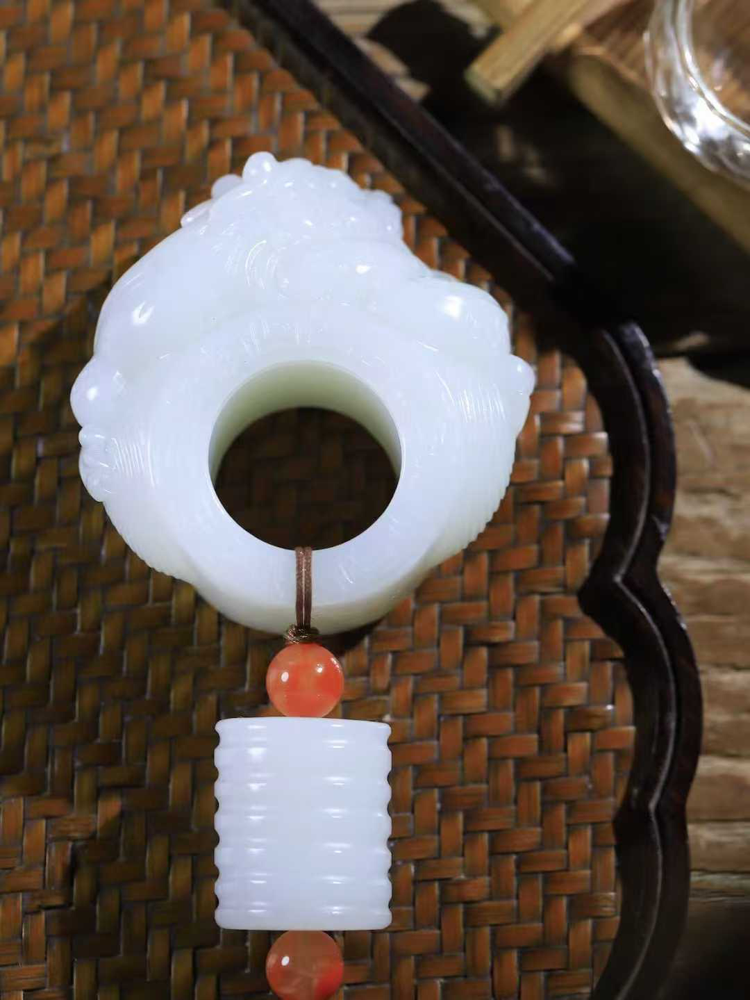 （龙行天下.扳指）

精品和田玉白玉祥龙扳指，料子细腻 手感上佳、雕工精湛，精雕祥龙，龙头双目圆瞪，巨口大张，獠牙锋利， 龙是古代祥瑞之物，寓意有龙护身，
重135克    圈口23mm   尺寸25.5-28mm fDL-75102292