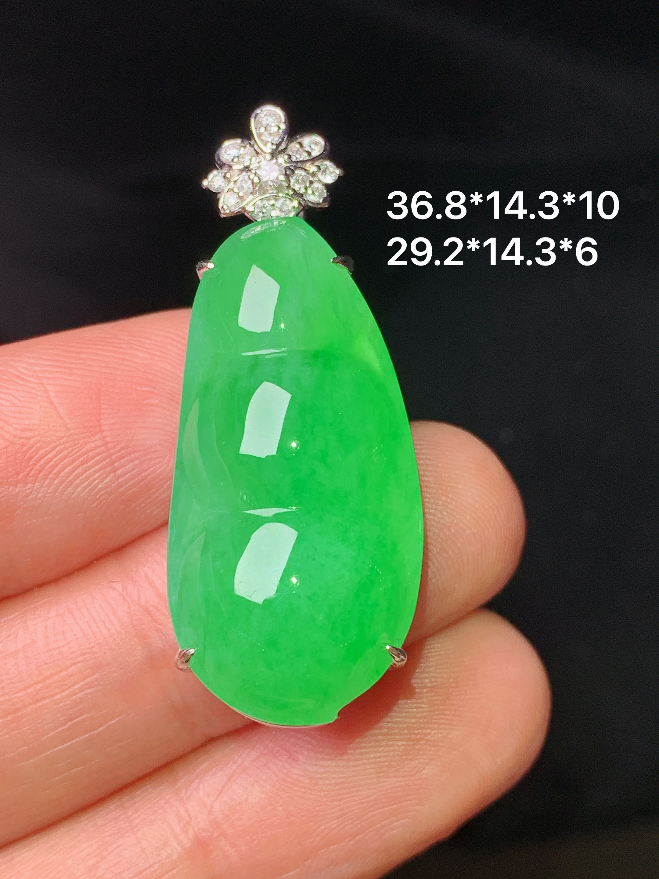 18k金钻镶嵌翠绿四季豆吊坠 玉质细腻 色泽艳丽清新 整体尺寸36.8*14.3*10