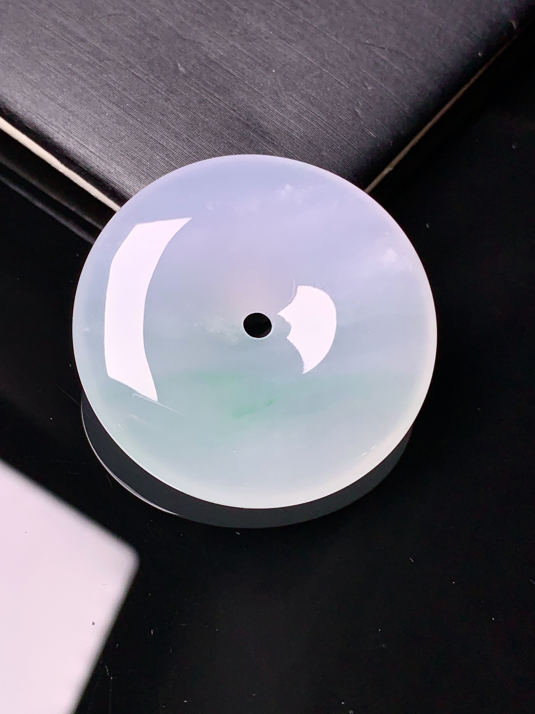 冰种飘绿平安扣吊坠 玉质细腻 色泽艳丽清新 水润亮眼 整体尺寸34*6.6