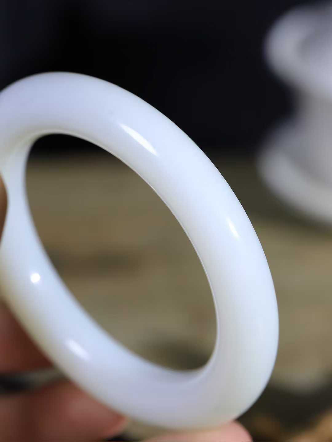 【玉佳人·手镯】

精品️和田玉白玉圆条手镯 ，玉质细腻油润，做工细致精美，端庄素雅，亭亭玉立，芊芊素手。芊芊素手，怎能忘镯？秀美镯型，更显婀娜。内径60mm 尺寸12.5-12.5mm重84.5克69121080L
​