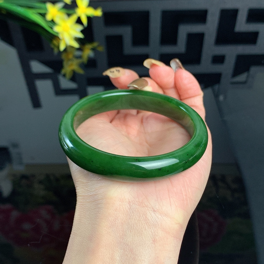 和田玉62圈口菠菜绿碧玉手镯！玉质细腻油润 底色纯净 无纹裂 脂粉好，品质好！