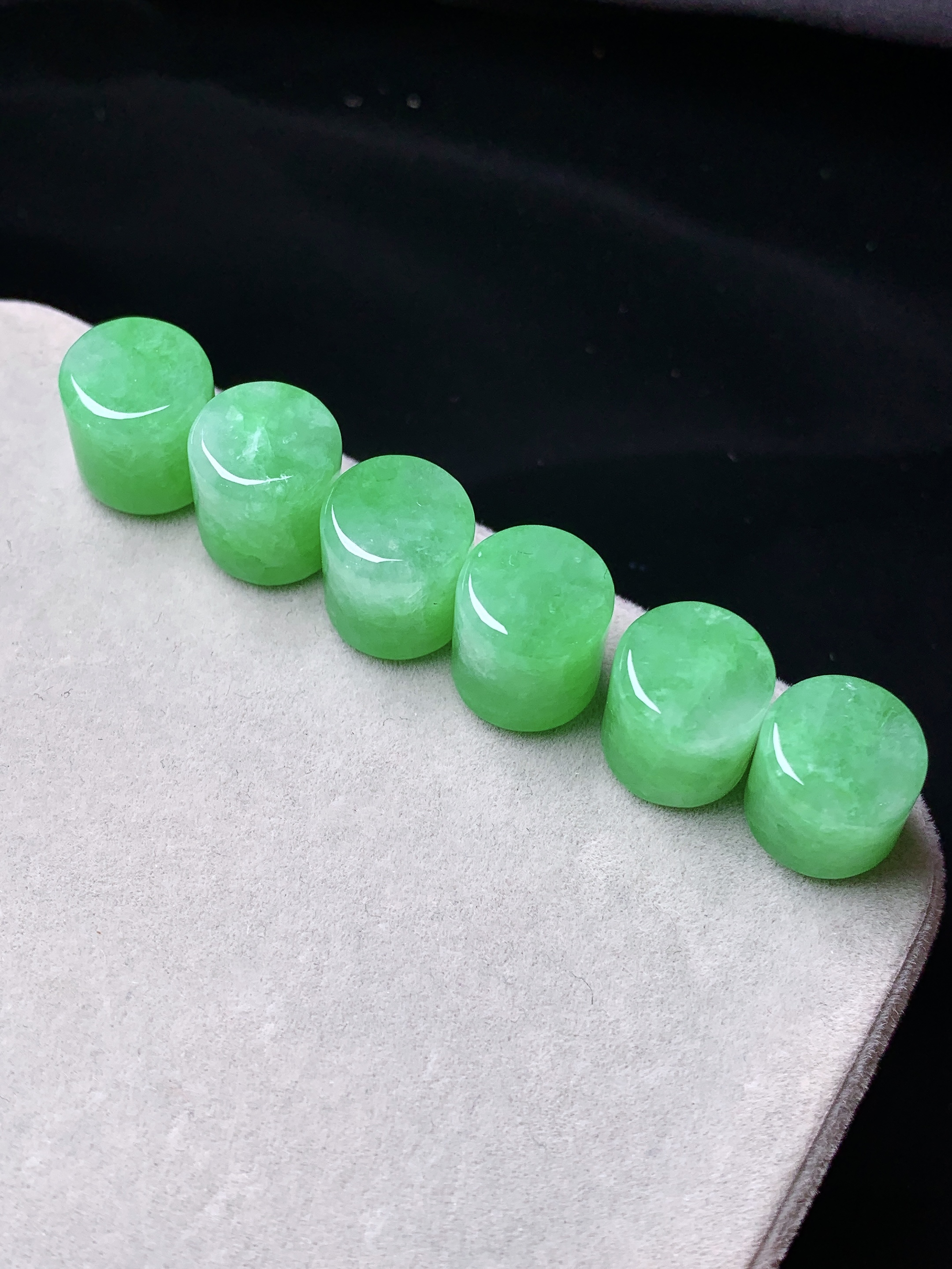 翠绿玉柱一手 玉质细腻水润 色泽艳丽清新 取一尺寸10.2*10.8