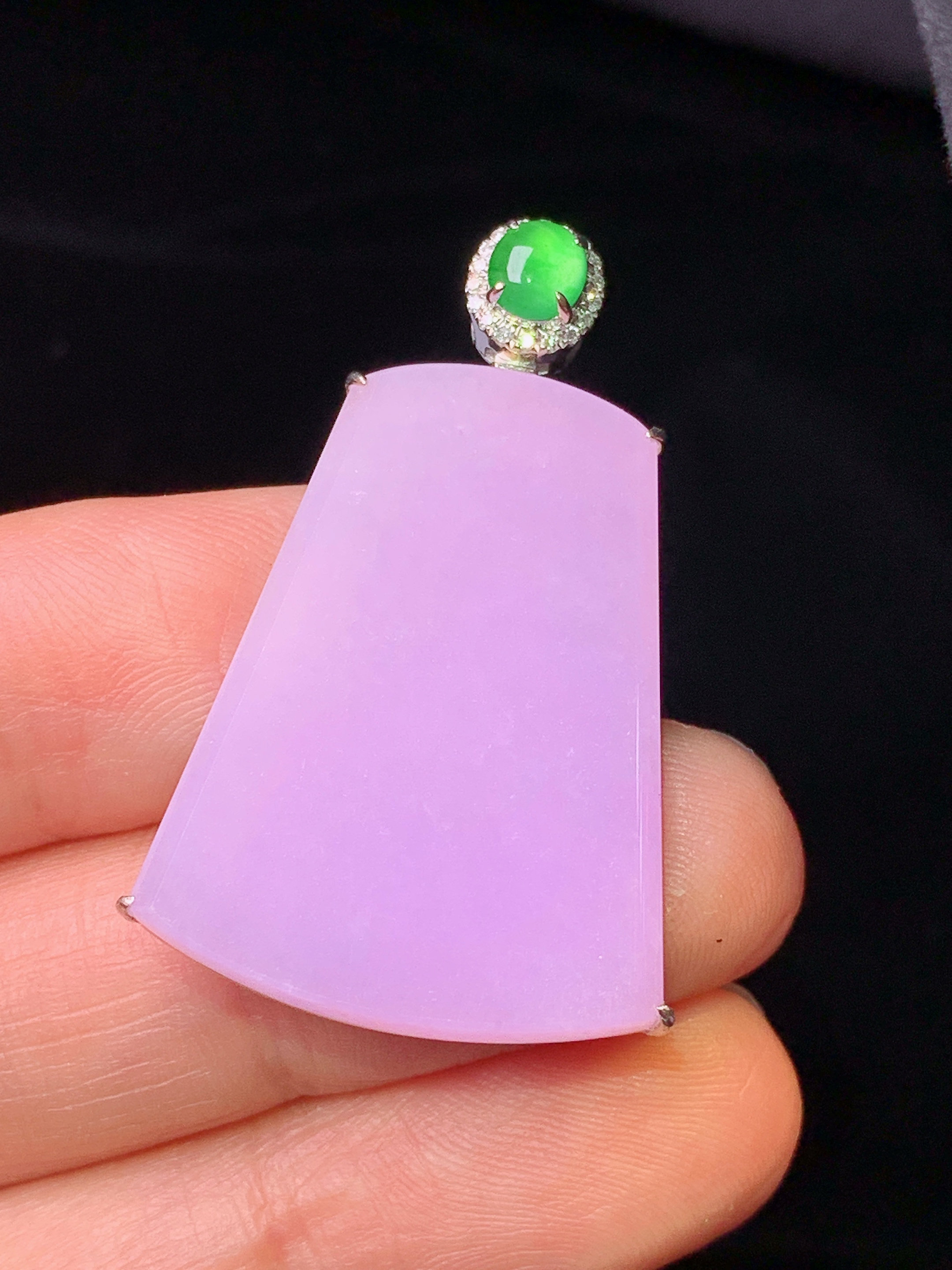 18k金钻镶嵌紫罗兰无事牌吊坠 玉质细腻 色泽艳丽清新 水润亮眼 整体尺寸36.3*22.8*3.5