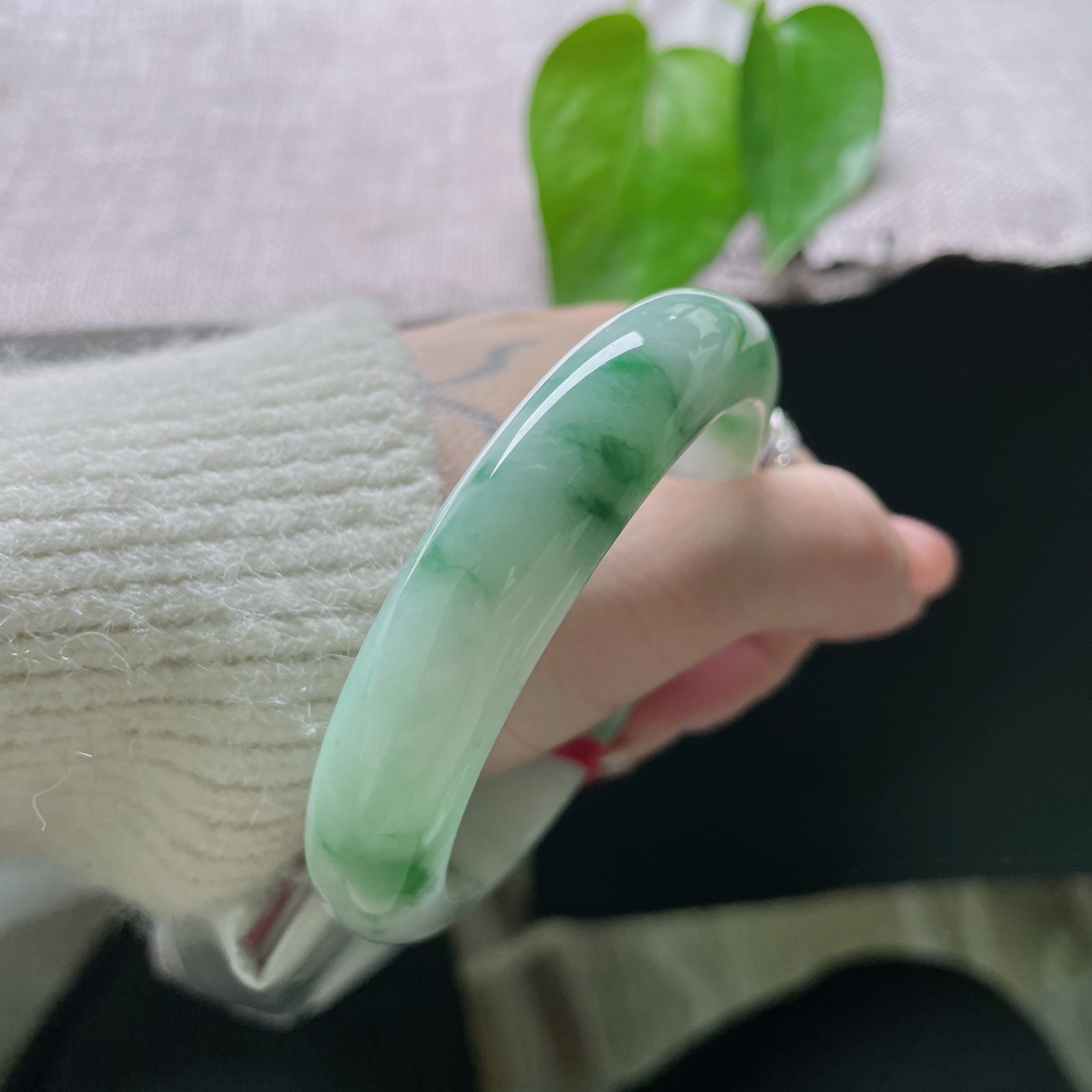 56.3/12.7/7.9。飘花正圈，肉质细腻干净，水头好，种老，花影摇曳，棉线