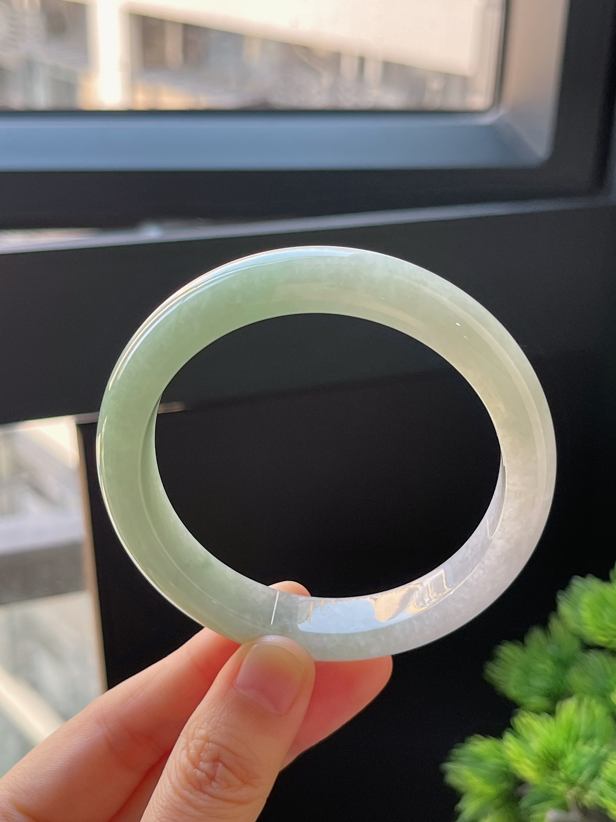 正圈57.6圈口，翡翠糯化种浅绿色手镯