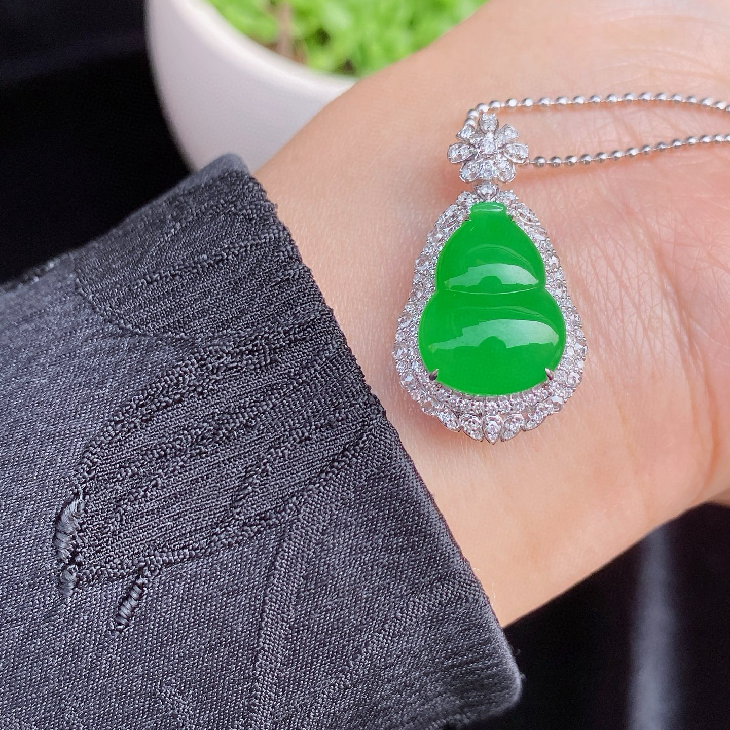 冰阳绿葫芦吊坠 
色泽鲜亮，质地细腻，荧光感满满
葫芦造型圆润饱满
18K金镶嵌，精致又奢华
尺寸如图一  实物更美～
