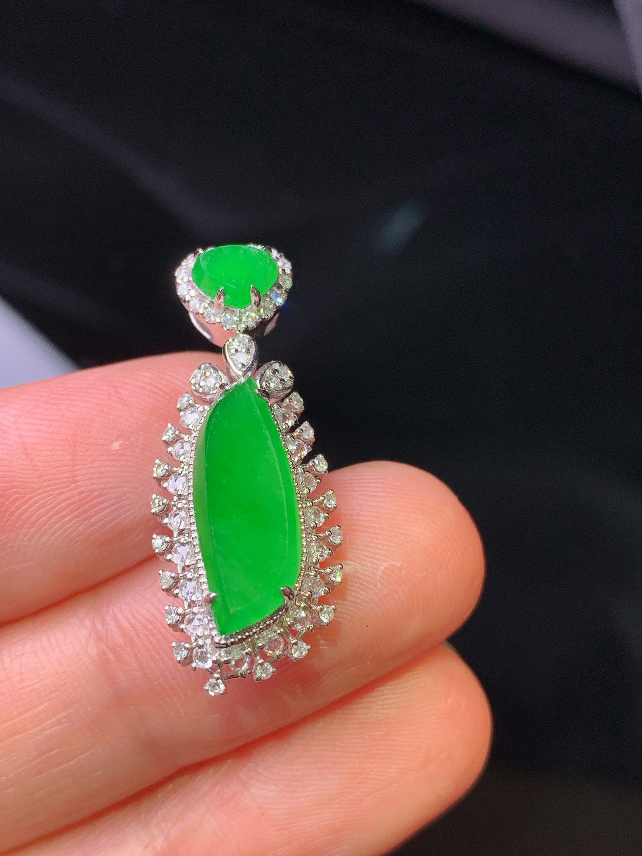 18k金钻镶嵌满绿随形吊坠 玉质细腻 色泽艳丽清新 水润亮眼 整体尺寸27.8*11.2*8.2